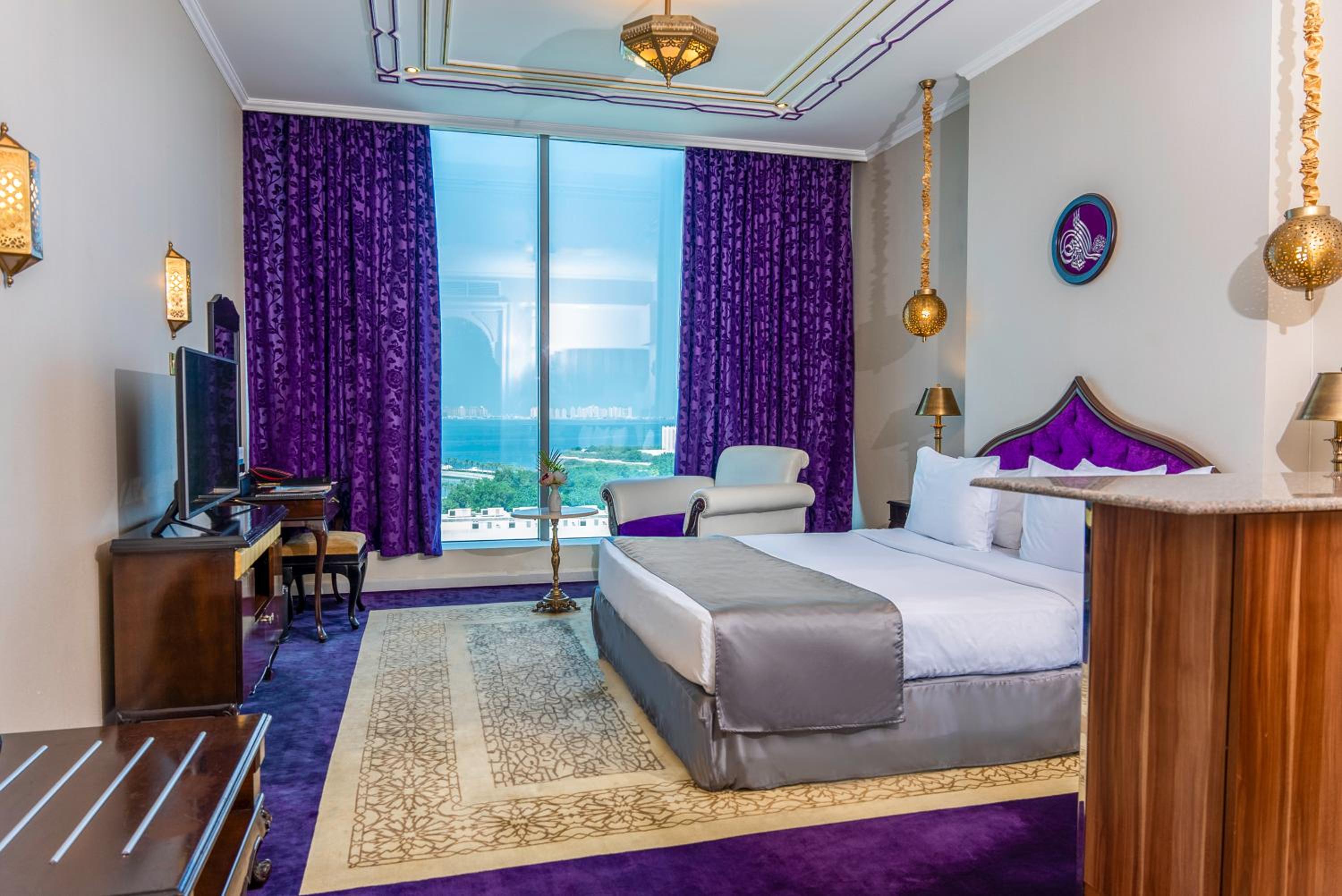 Deluxe King Room Corniche View