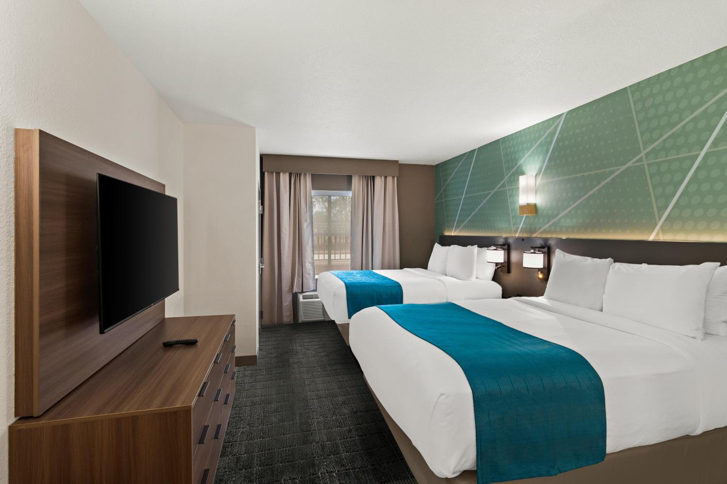 Queen Suite with Two Queen Beds - Photo 2