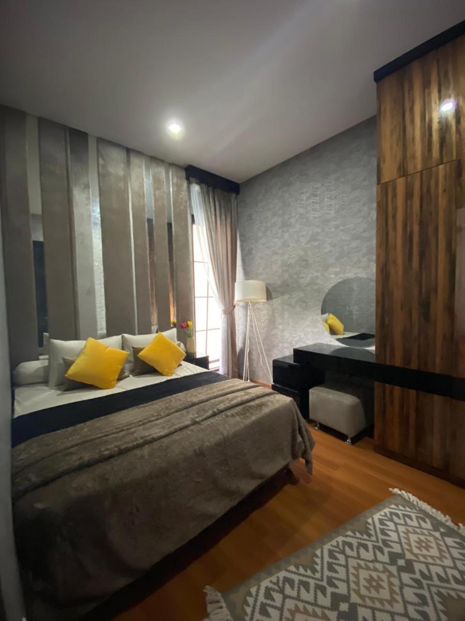 Family Room With Balcony photo 1