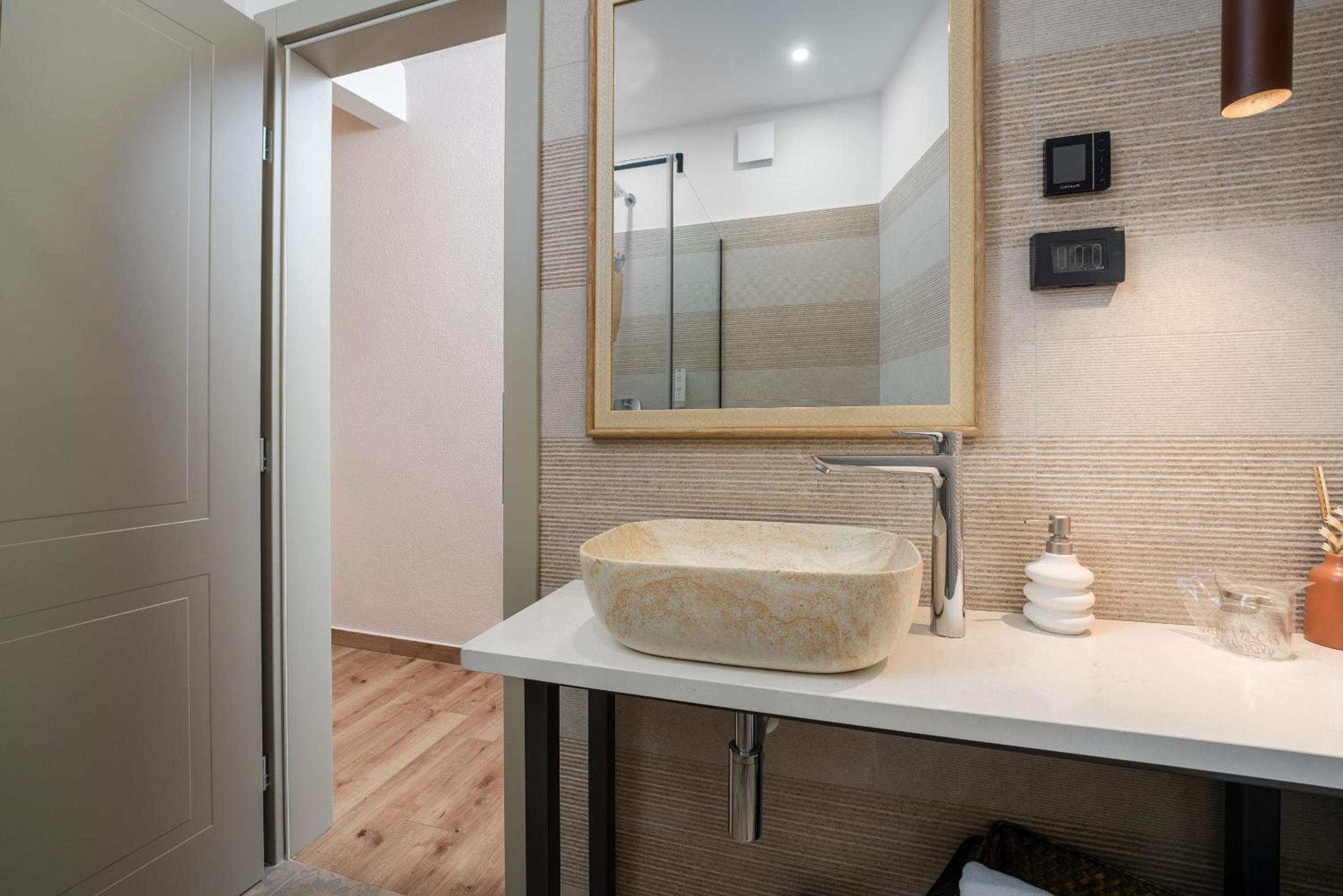 Double or Twin Room with Private Bathroom - Photo 9