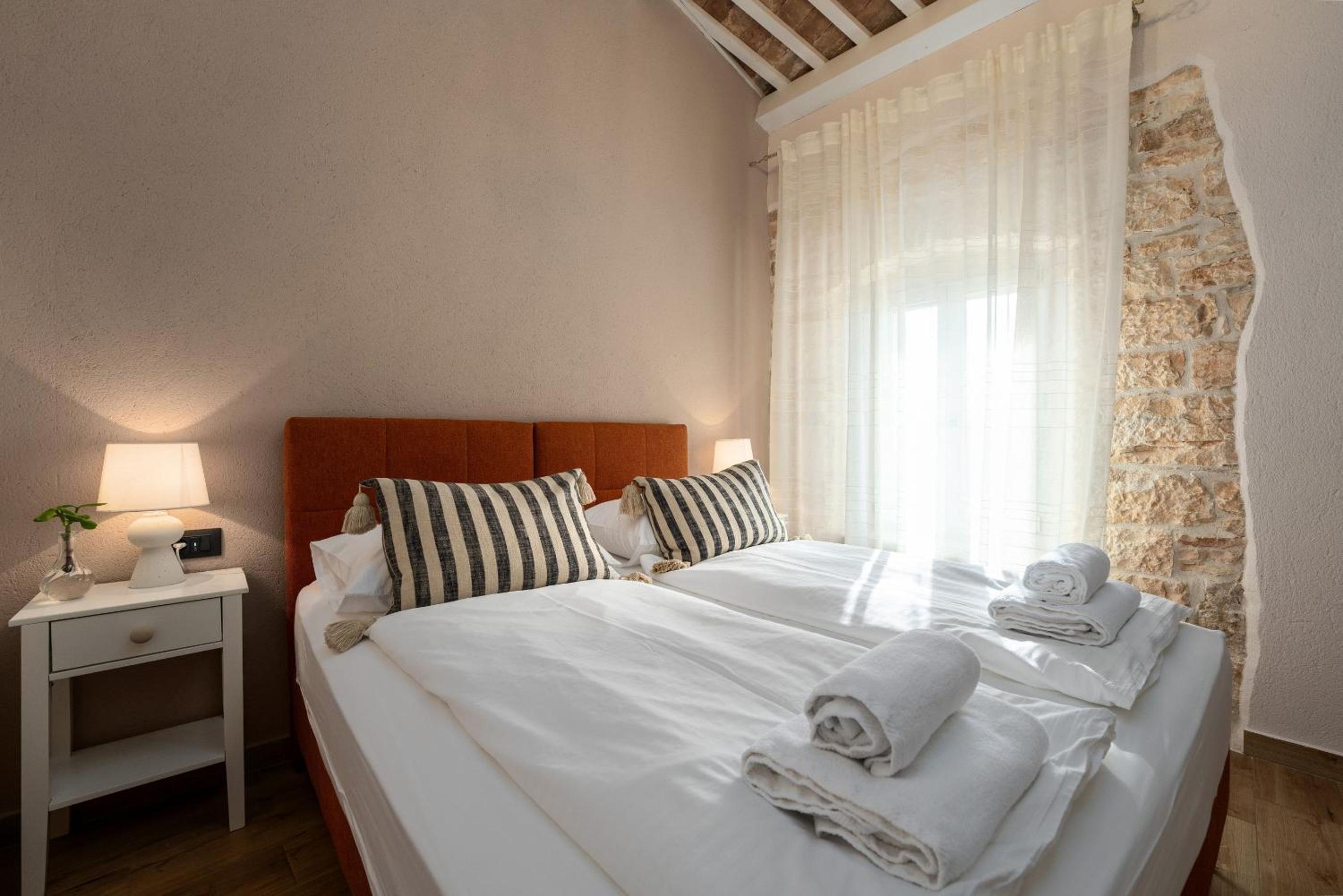 Double or Twin Room with Private Bathroom - Photo 8