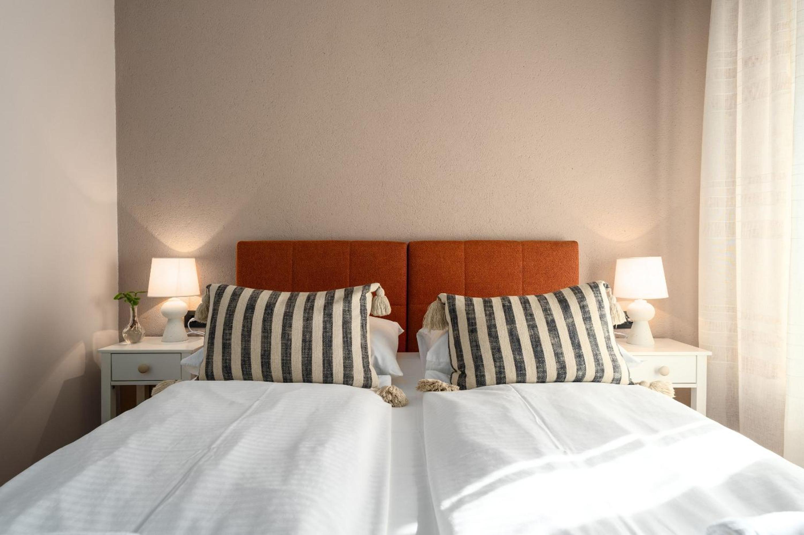 Double or Twin Room with Private Bathroom - Photo 2