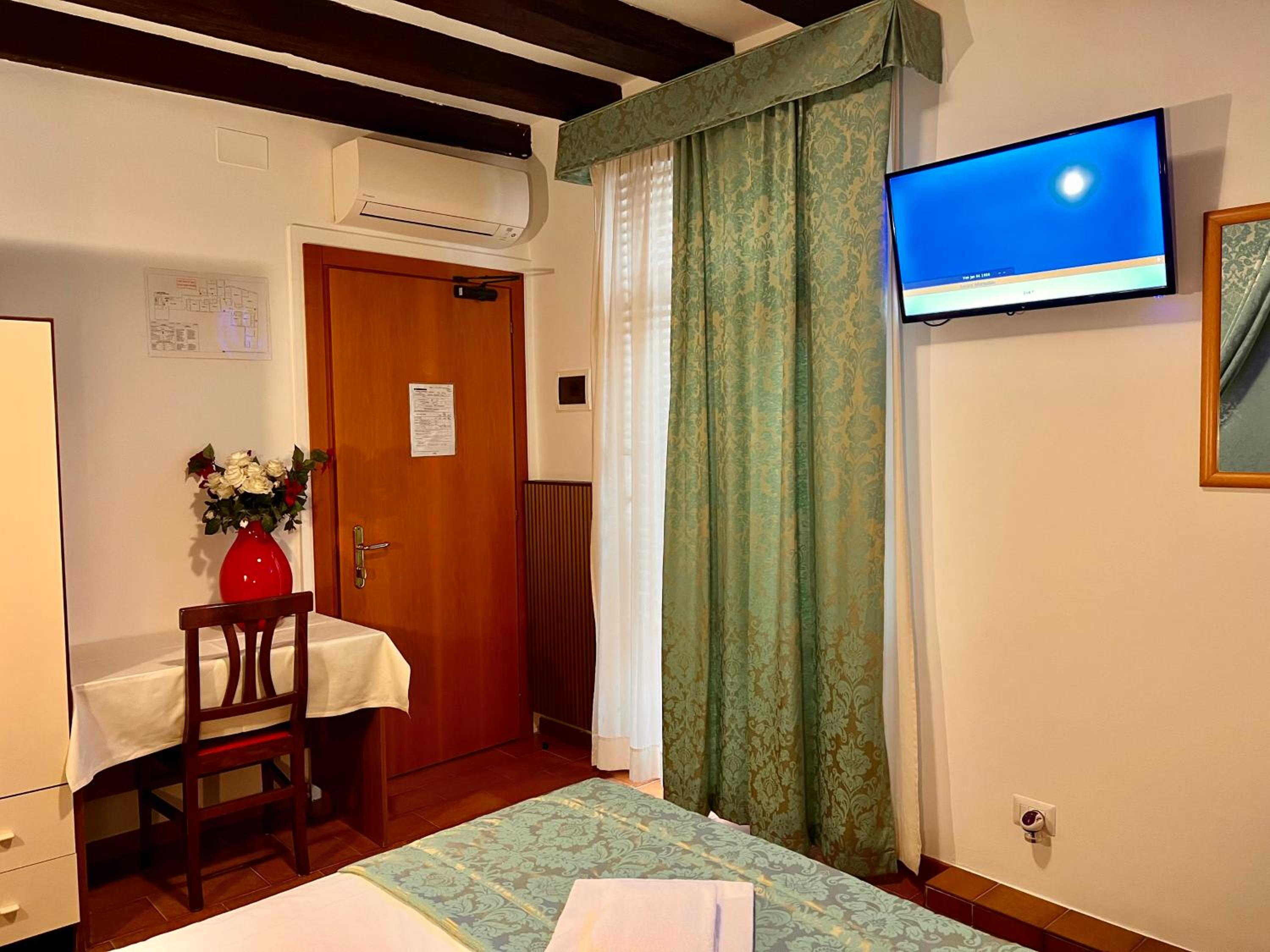 Small Double Room photo 1