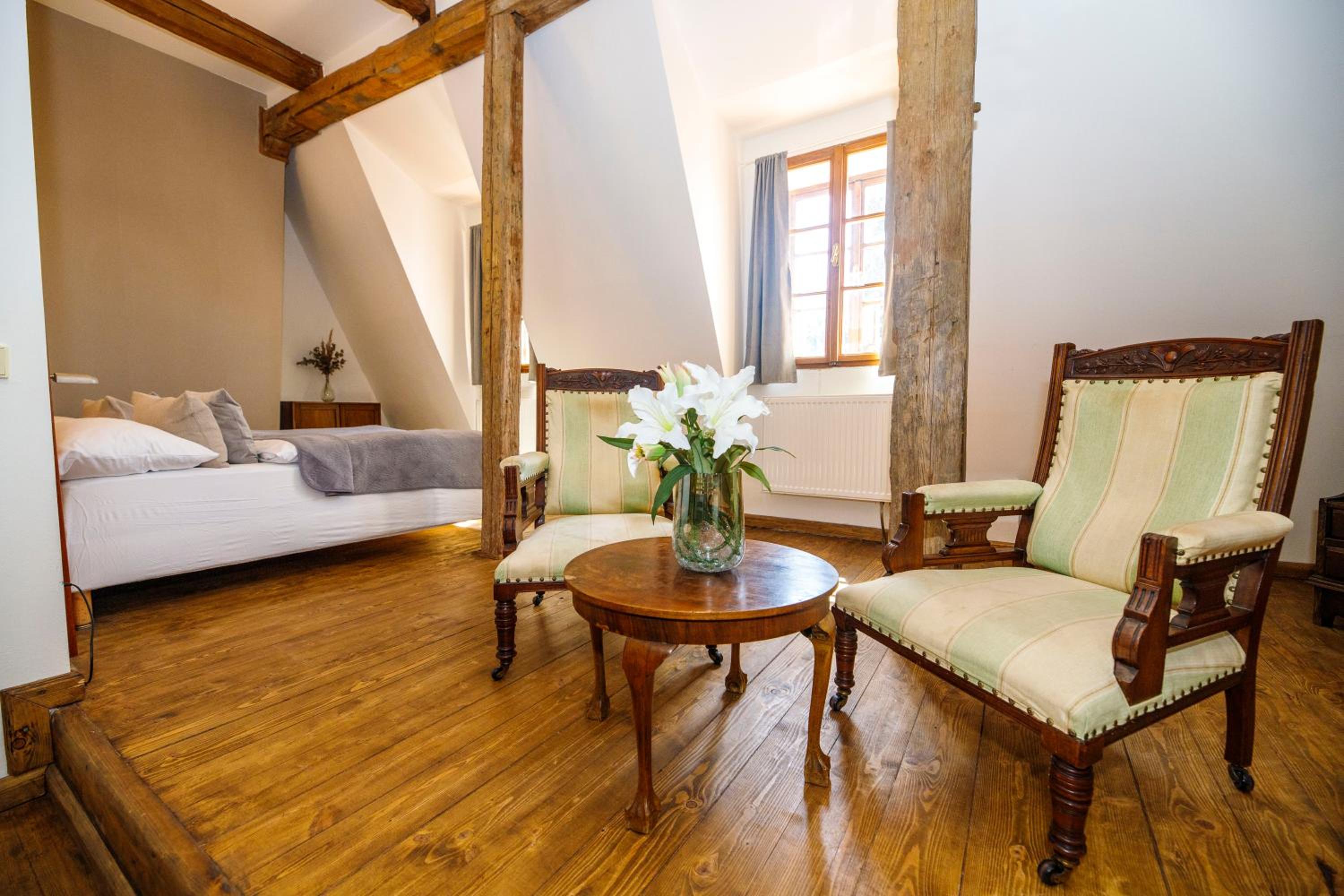 Deluxe Two-Bedrooms Apartment with Fireplace