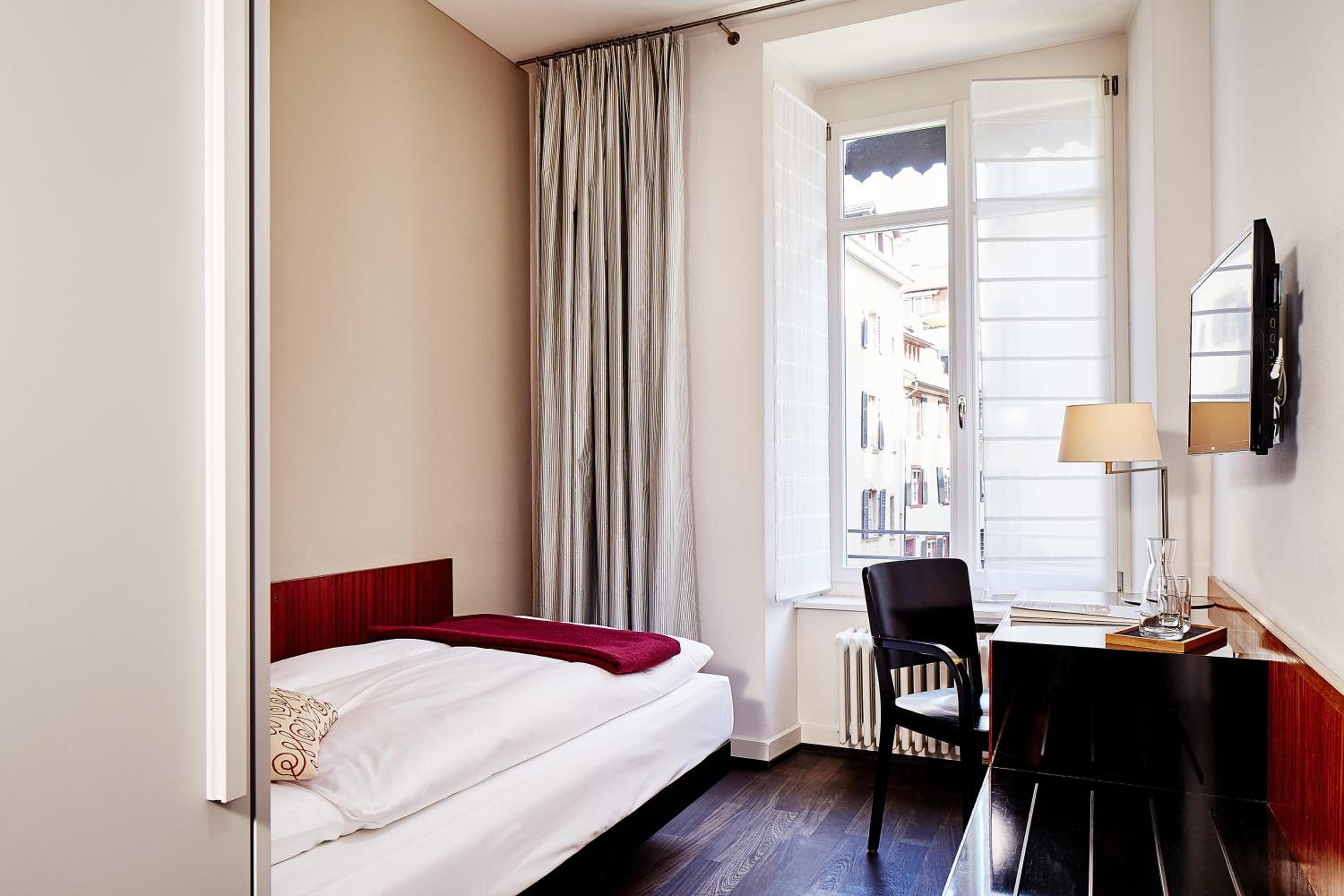 Small Single Room with City View photo 2