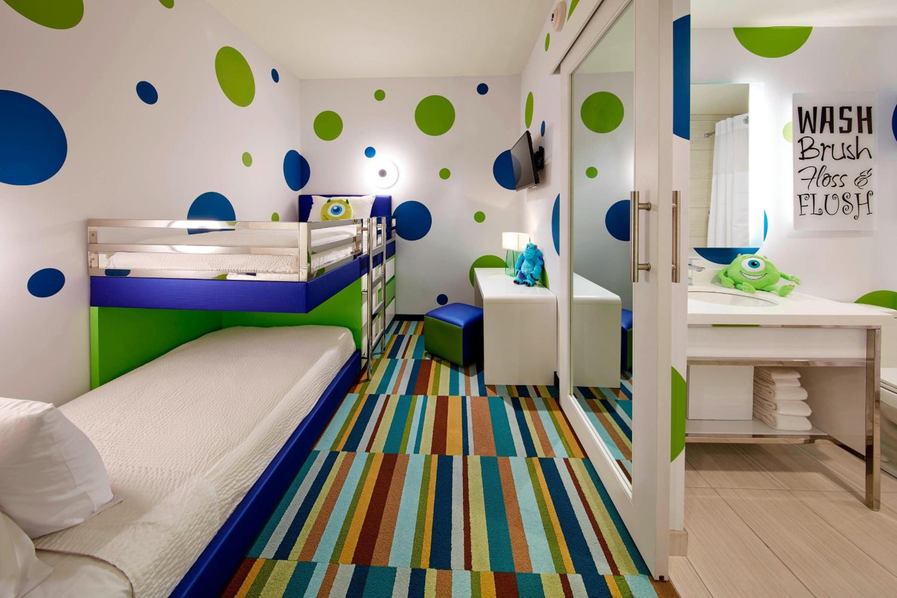 Two Bedroom 2 Queens & 2 Bunk Beds Suite with Sofa Bed - Photo 5