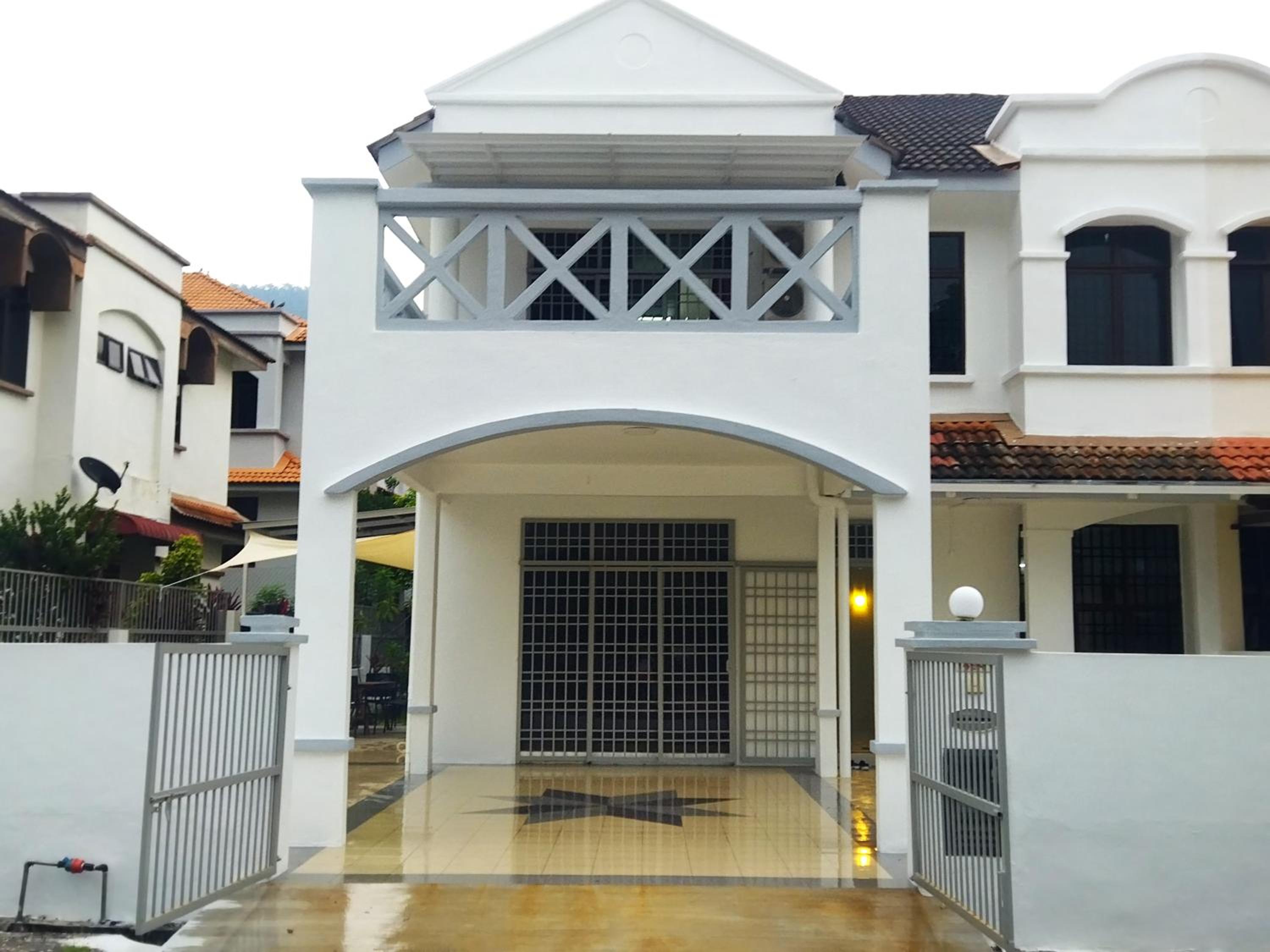 Five-Bedroom House photo 1