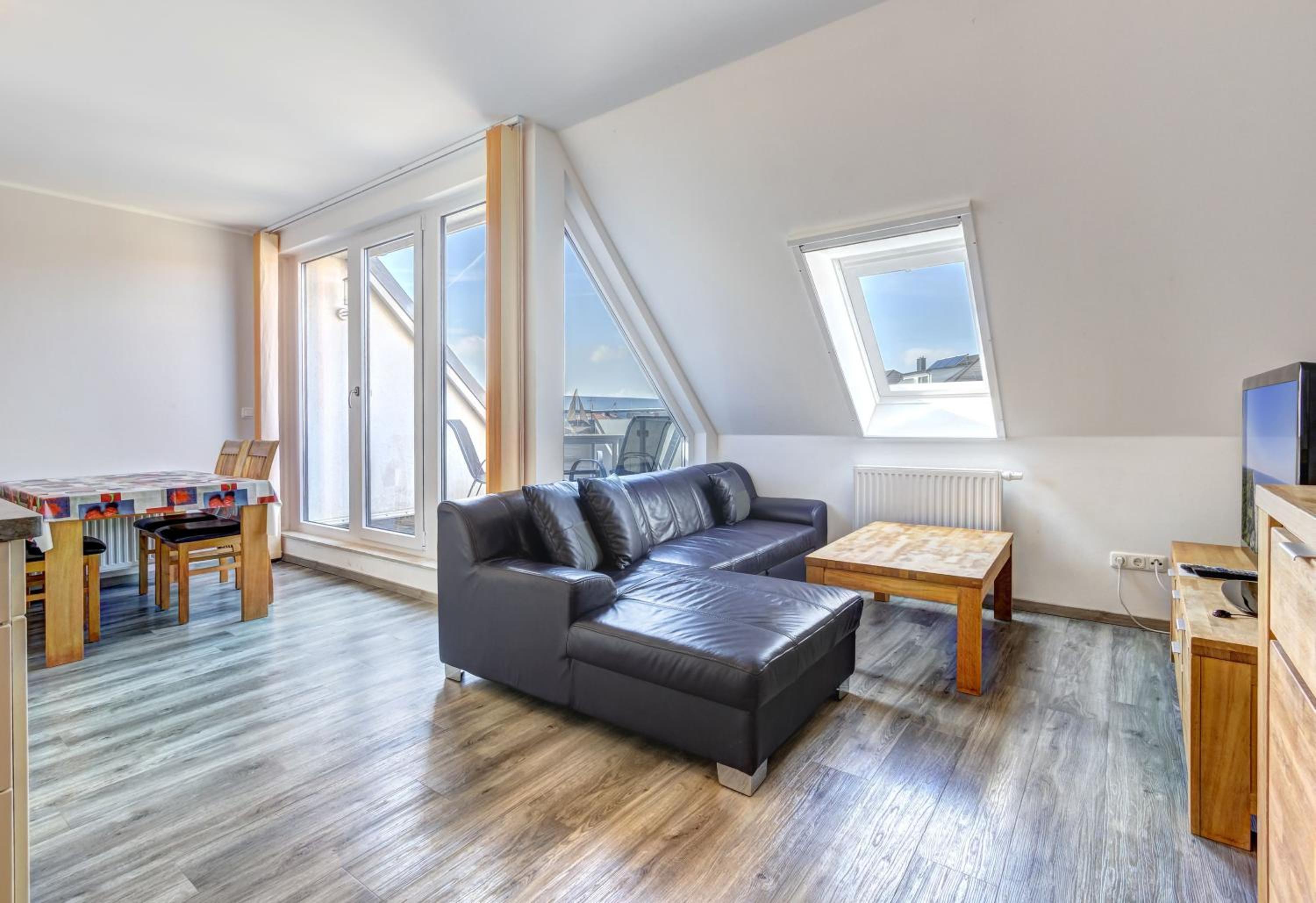 One-Bedroom Apartment with Lake View photo 3