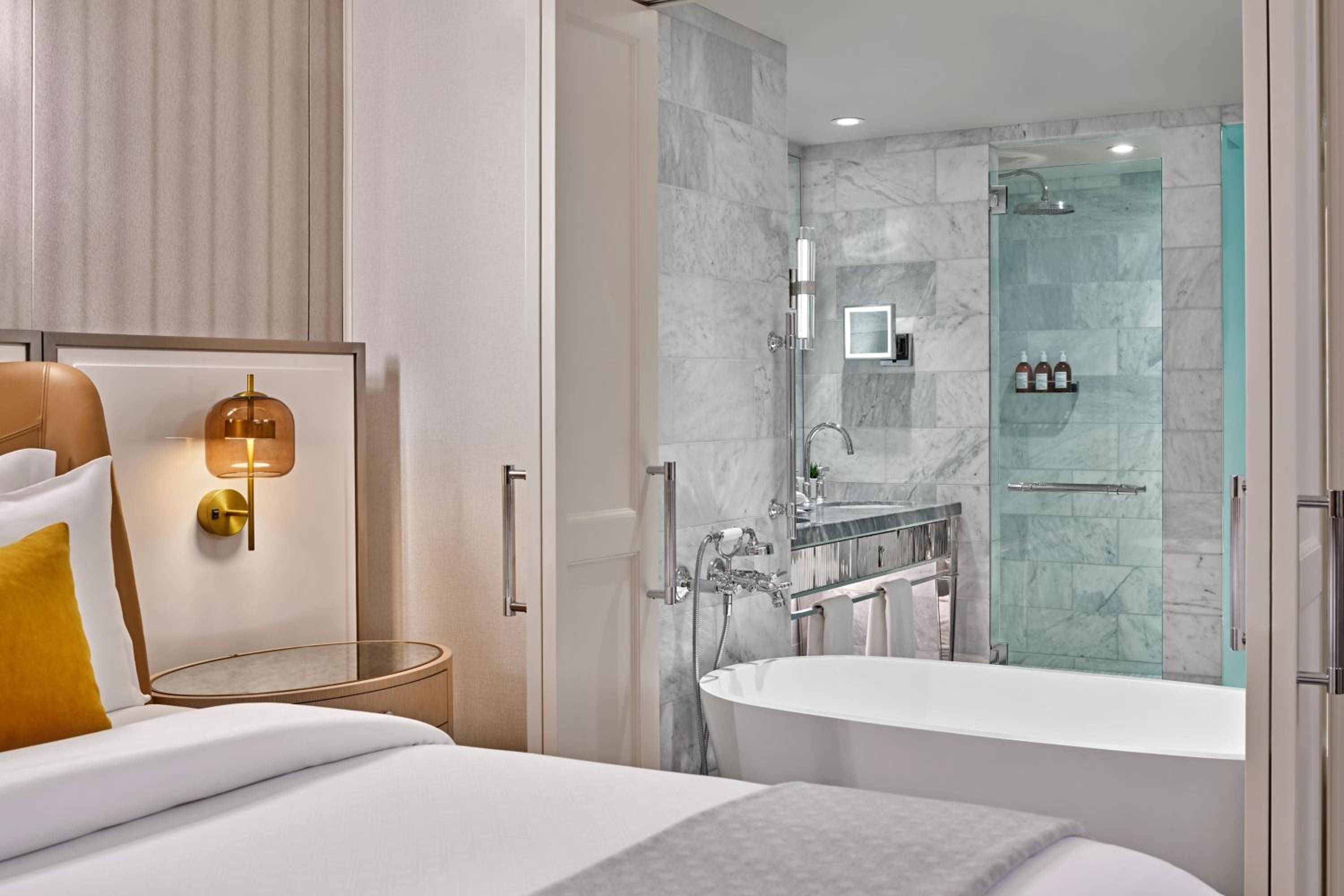 Deluxe King Room with One King Bed and Fireplace (Non Smoking) photo 3