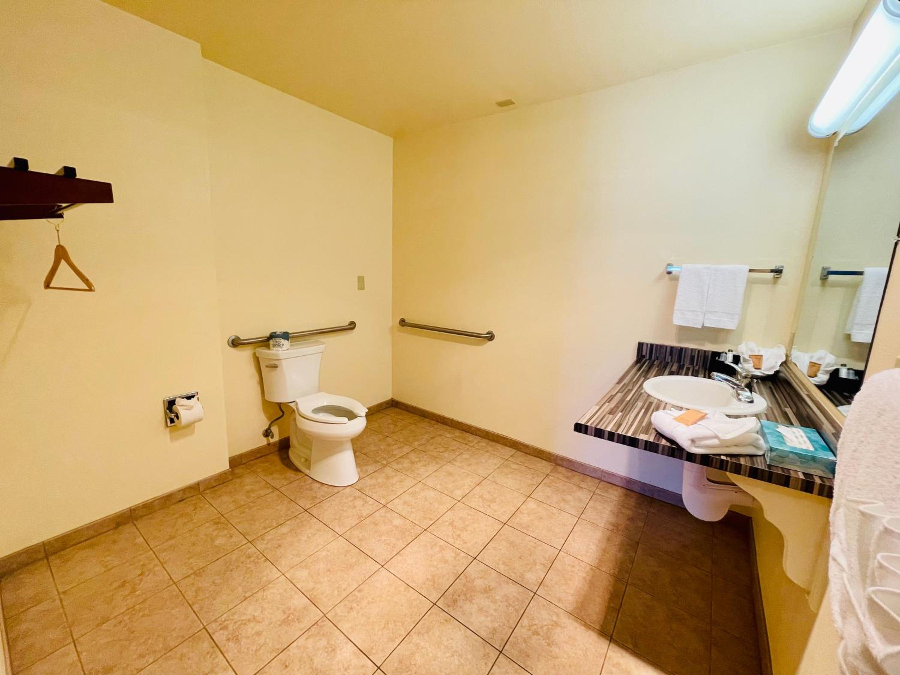 Queen Room with Two Queen Beds - Disability Access - Photo 4