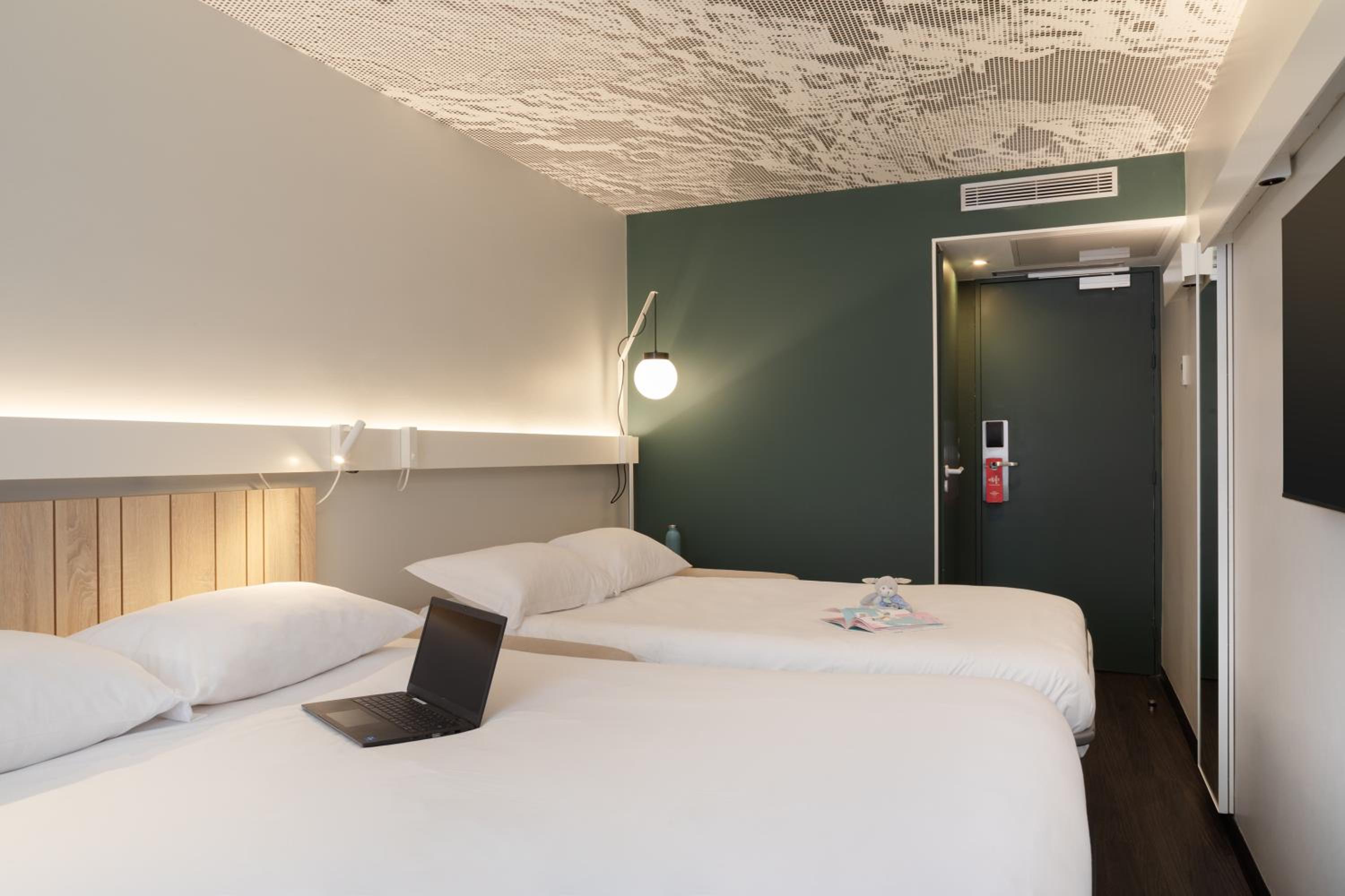 Standard Room with Two Double Beds thumbnail 5