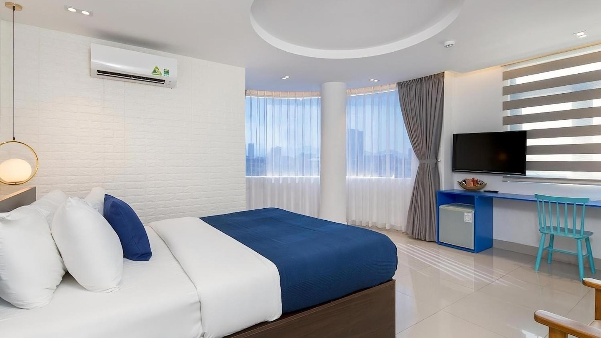 Deluxe Double Room with Side Sea View - Photo 12