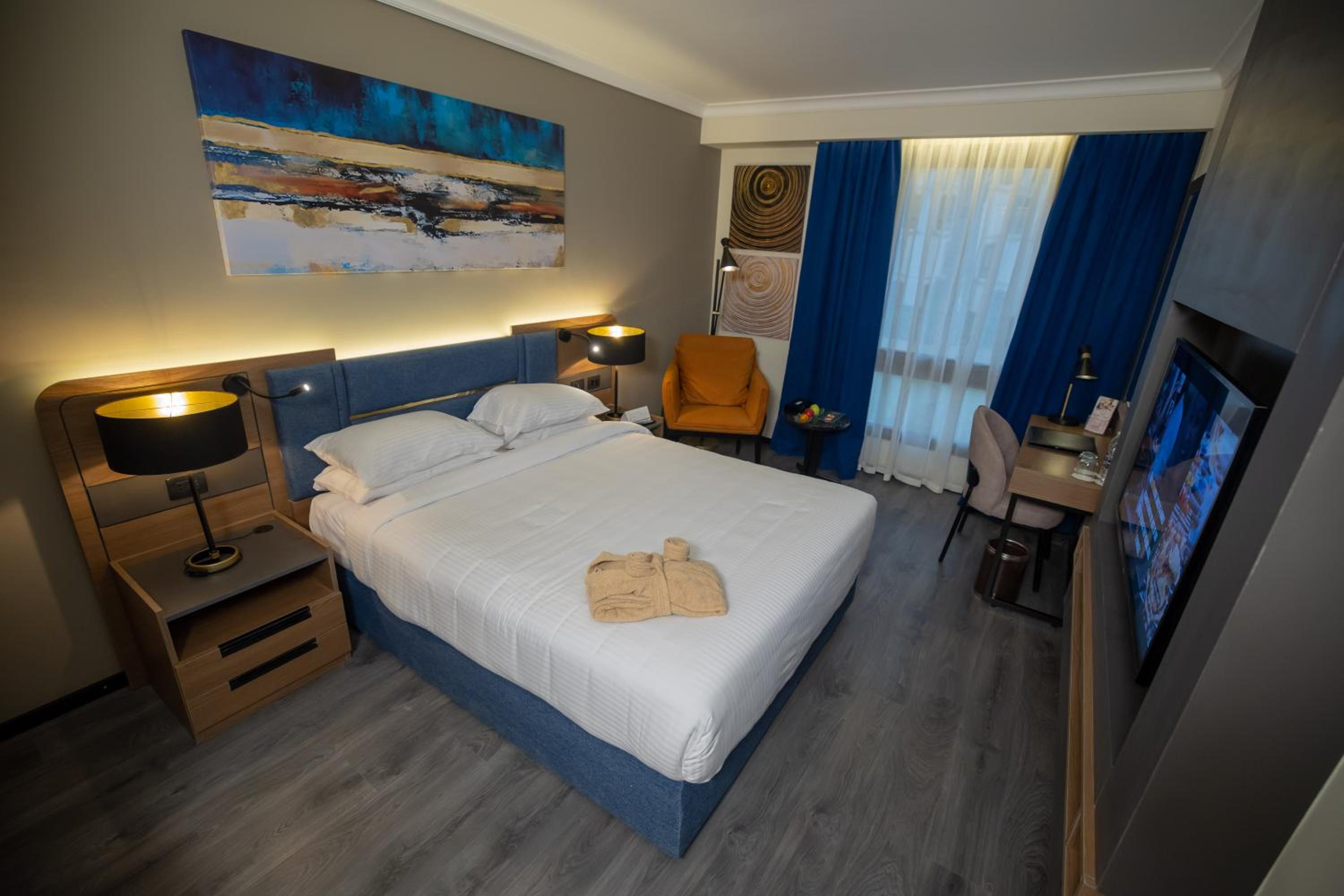 Premium King Room With 24/7 Butler Lounge Access thumbnail 6