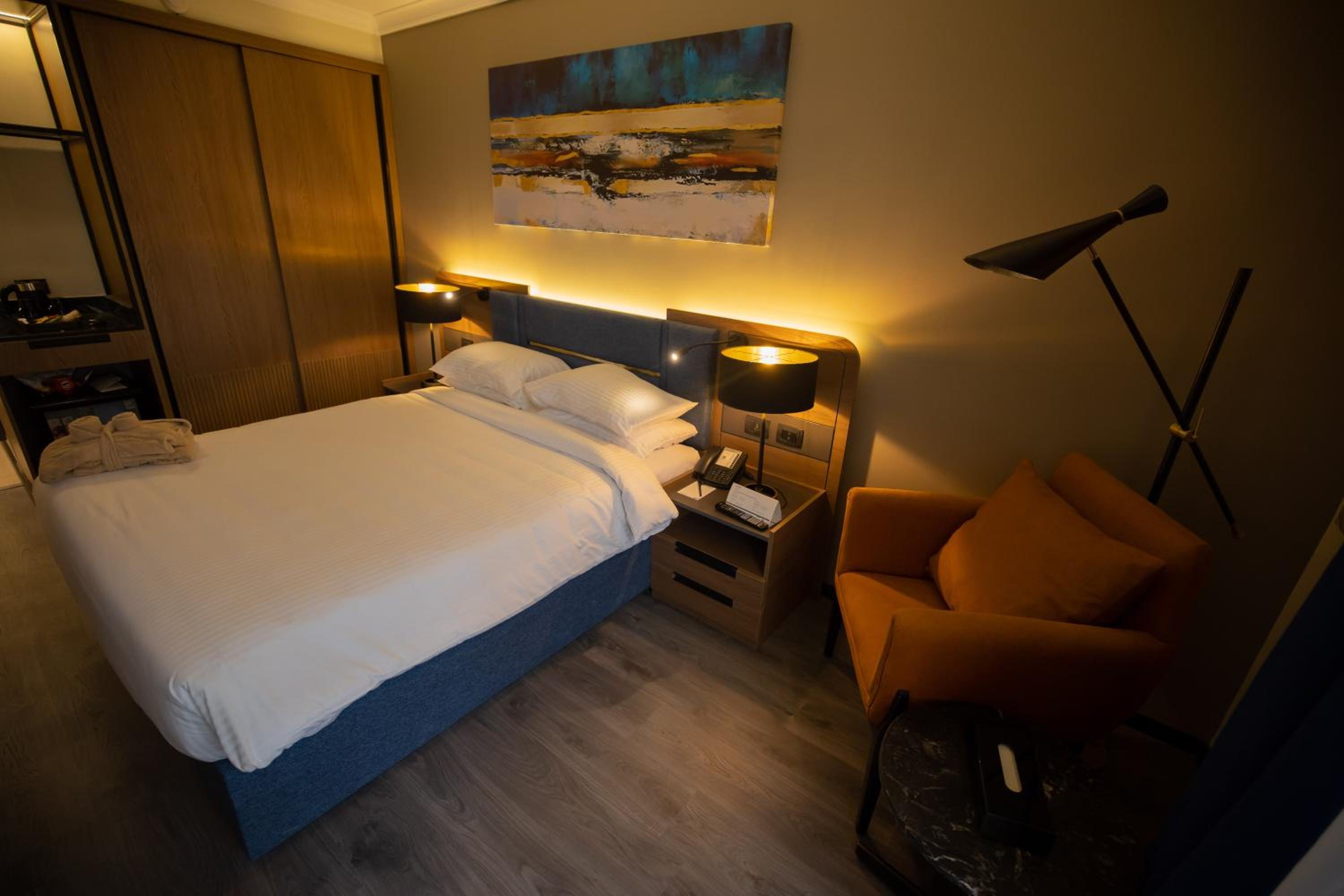 Premium King Room With 24/7 Butler Lounge Access - Photo 10