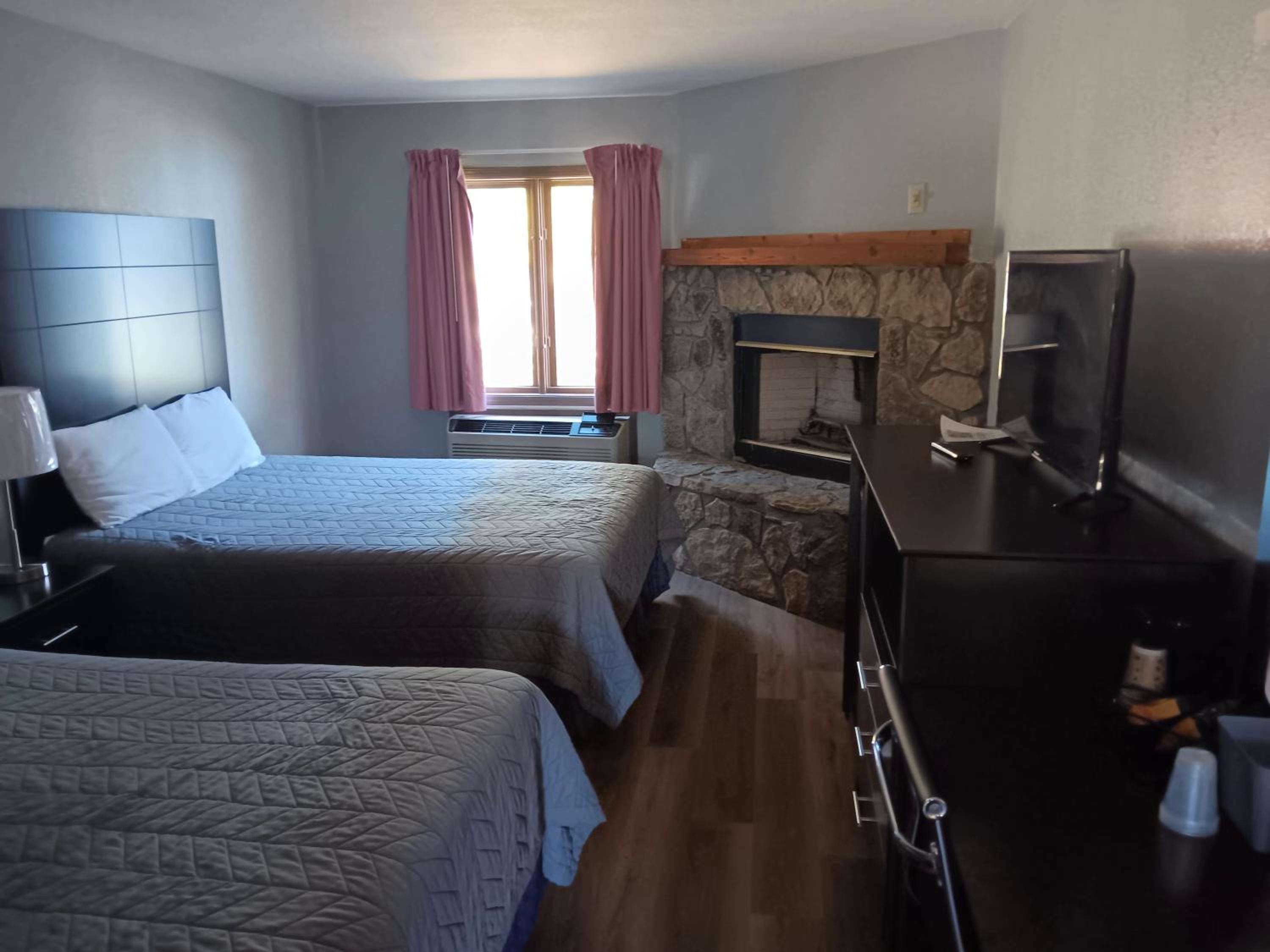 Double Room with Two Double Beds - Smoking photo 3