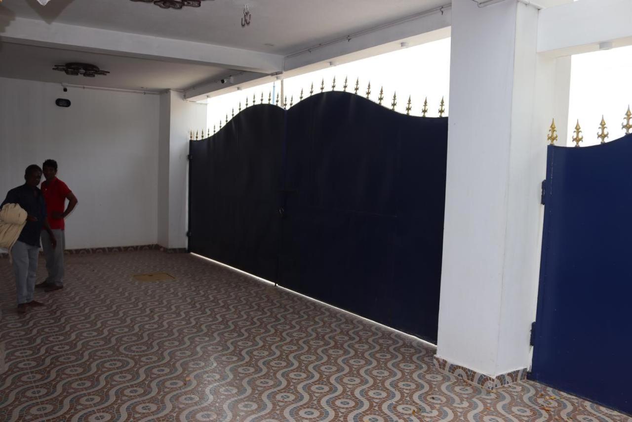 Five-Bedroom House photo 2
