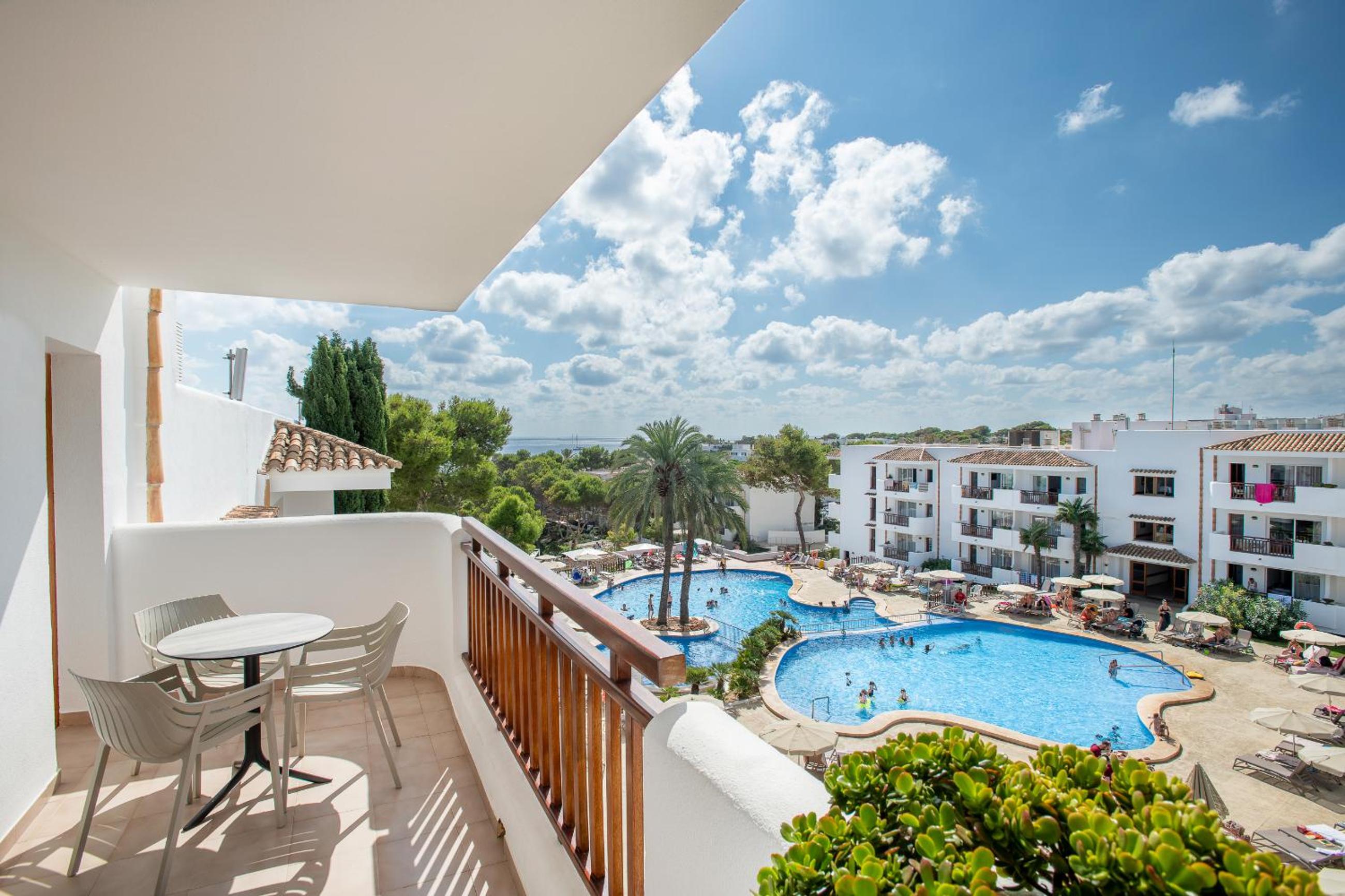 Apartment with Pool View