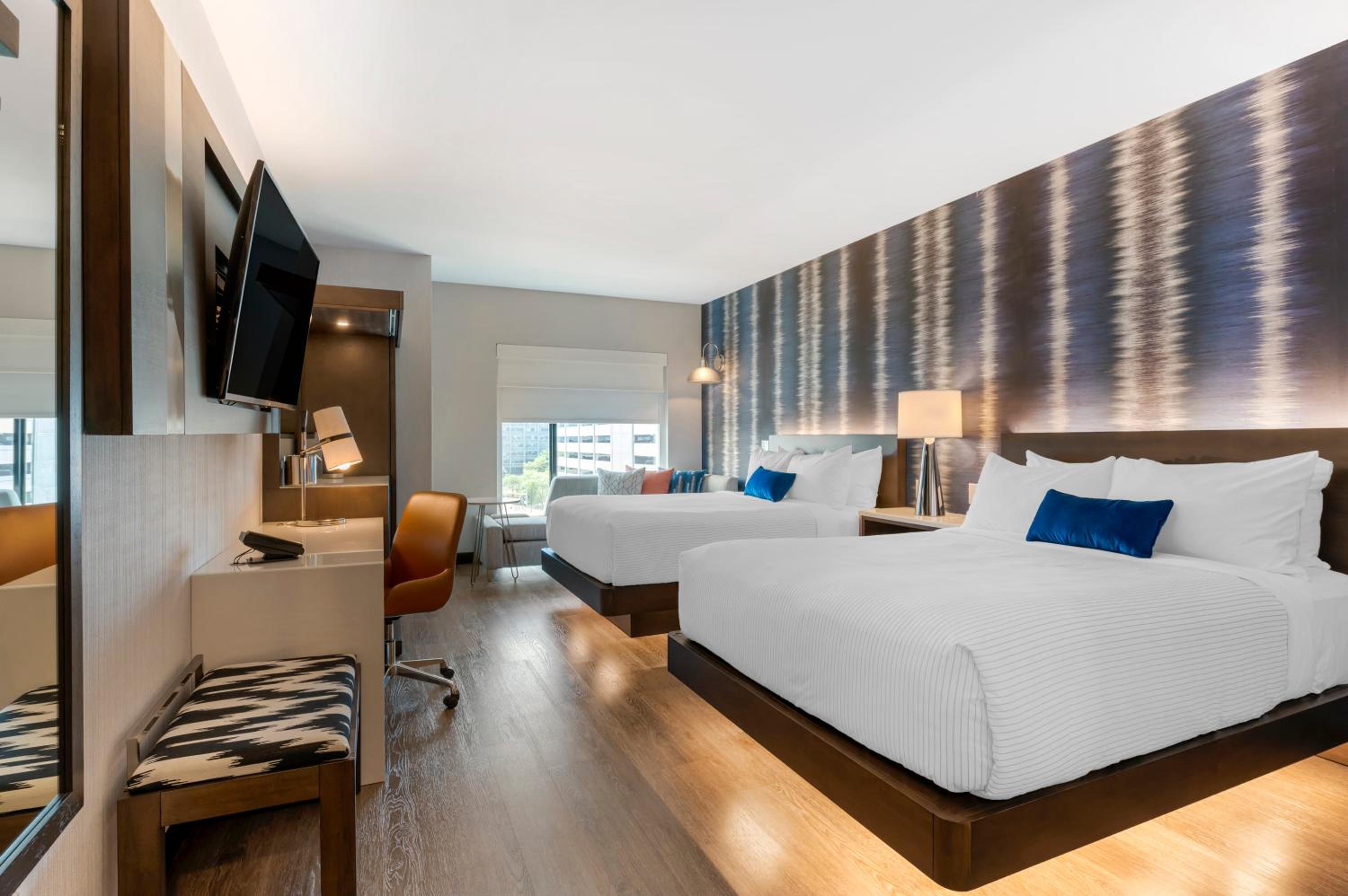 Quadruple Room with Two Queen Beds - Non Smoking - Photo 2