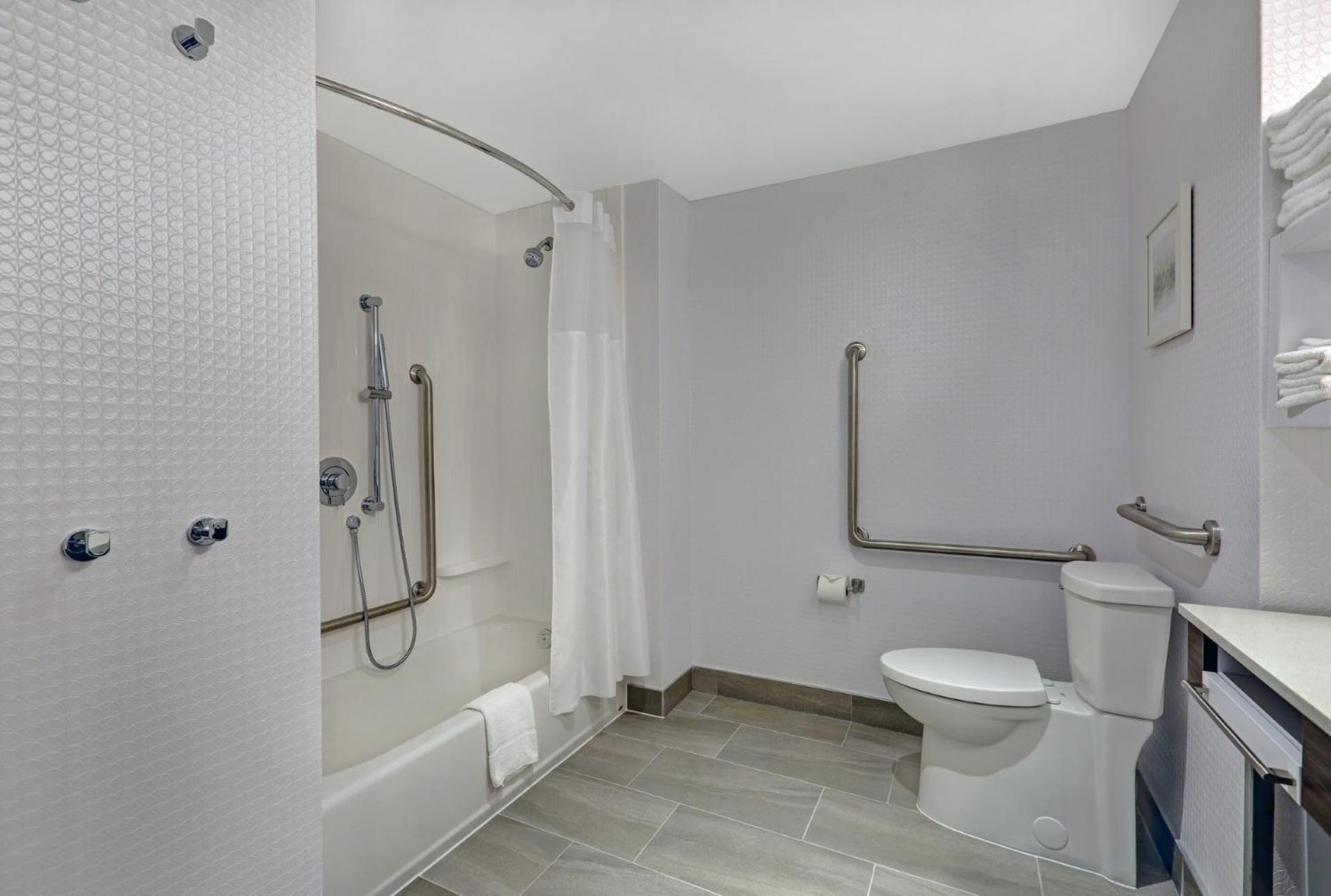 King Room with Accessible Tub - Mobility and Hearing Access/Non-Smoking - Photo 3