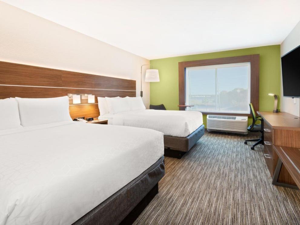 Standard Room with Two Queen Beds - Photo 4