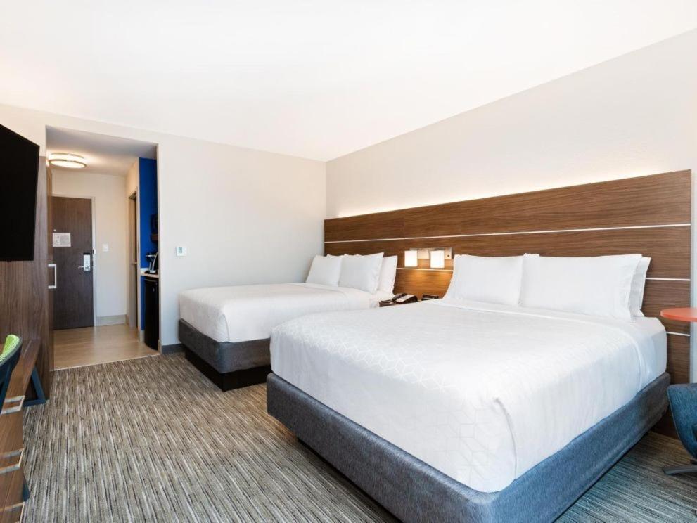 Standard Room with Two Queen Beds - Photo 1