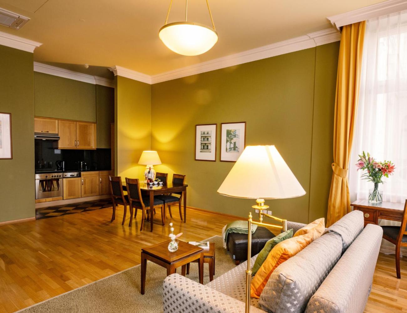 Family Room thumbnail 6