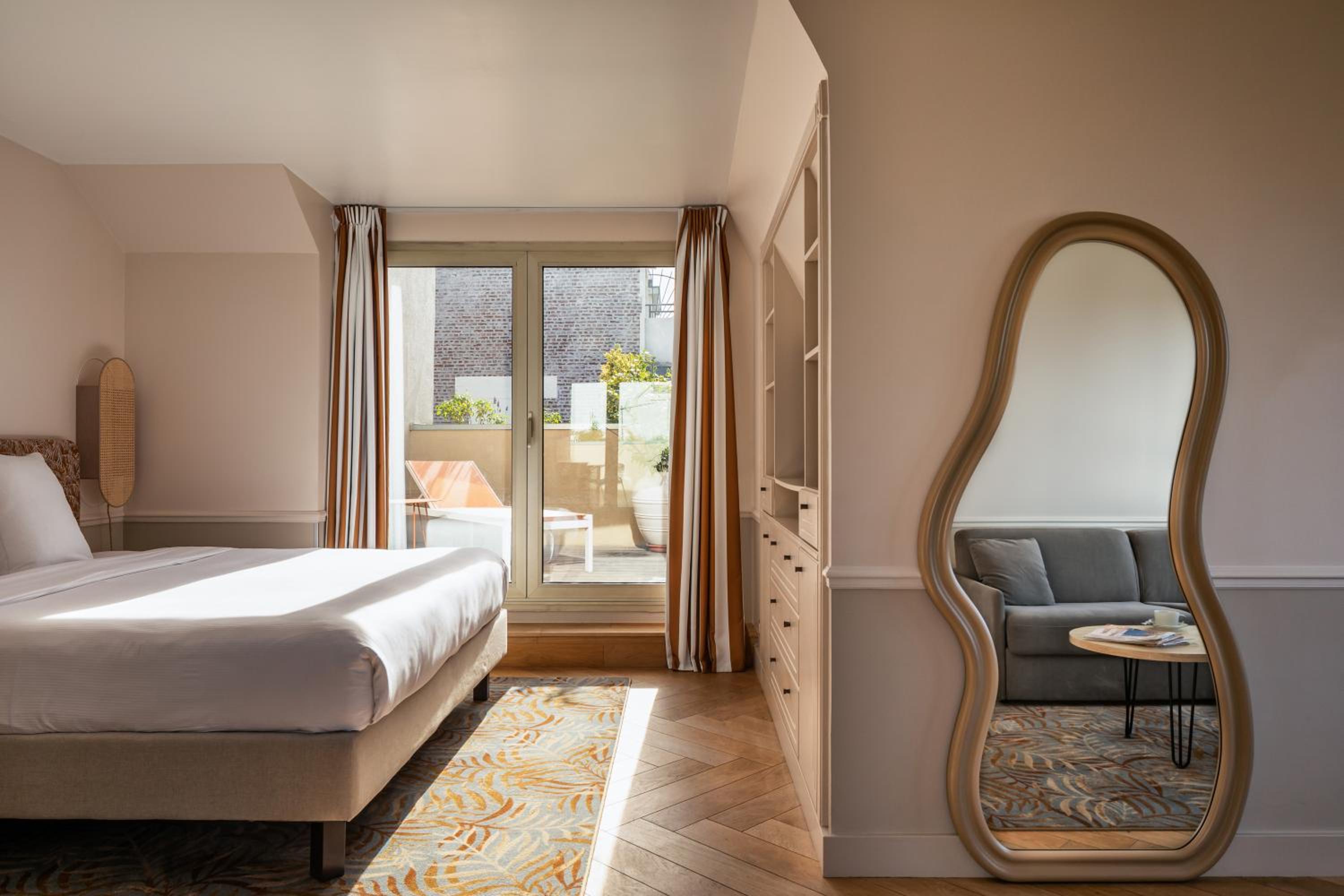 Junior Suite with Terrace and Eiffel Tower View photo 3
