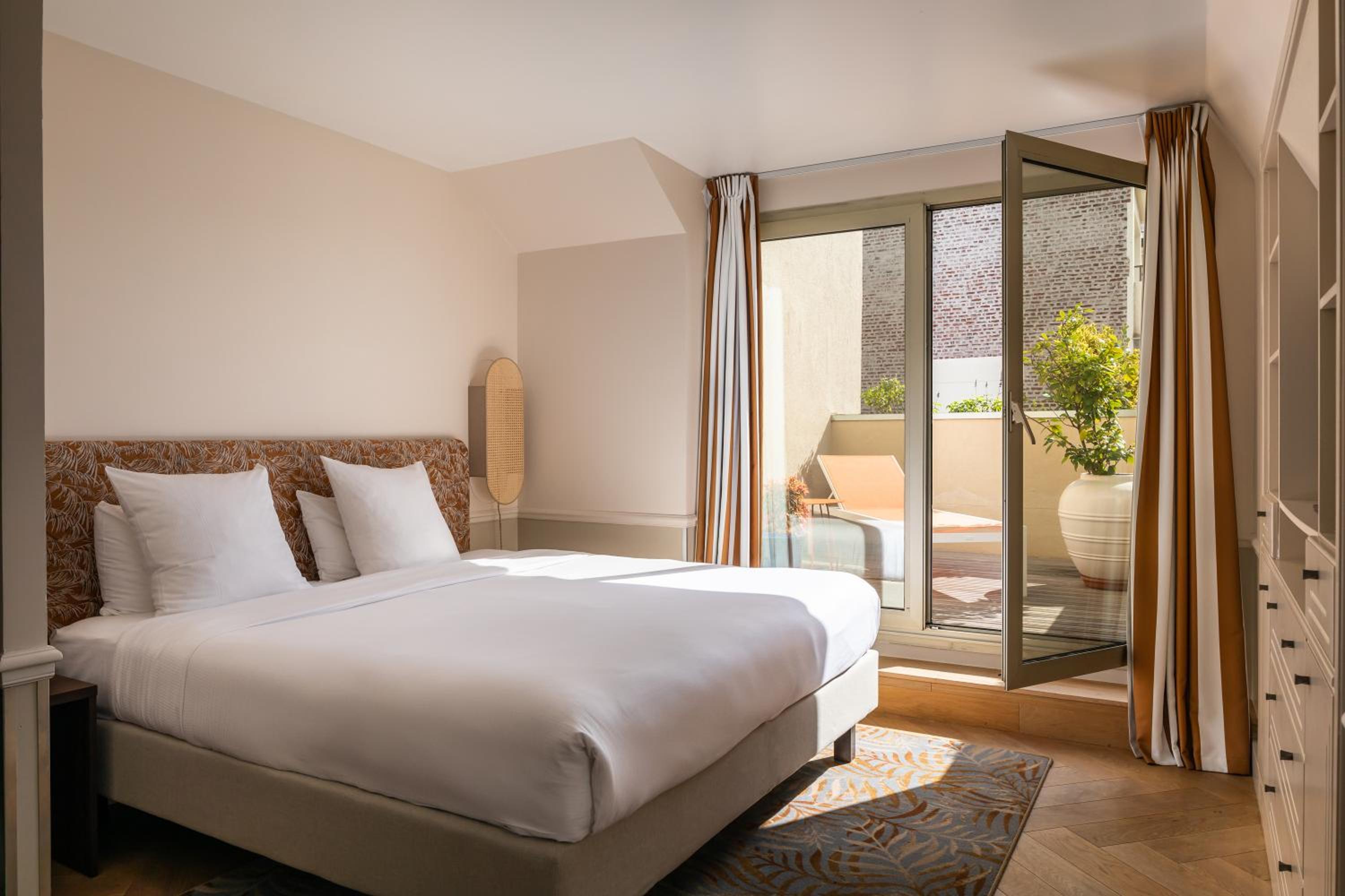 Junior Suite with Terrace and Eiffel Tower View photo 2