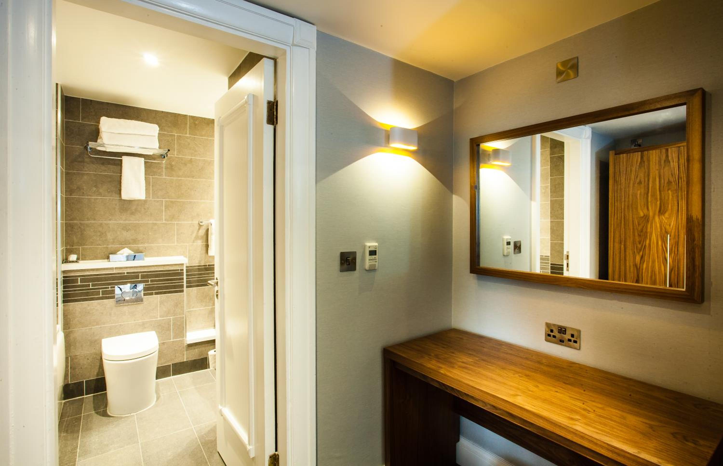 Standard Queen Room with Sofa Bed and Lounge Access - Photo 4