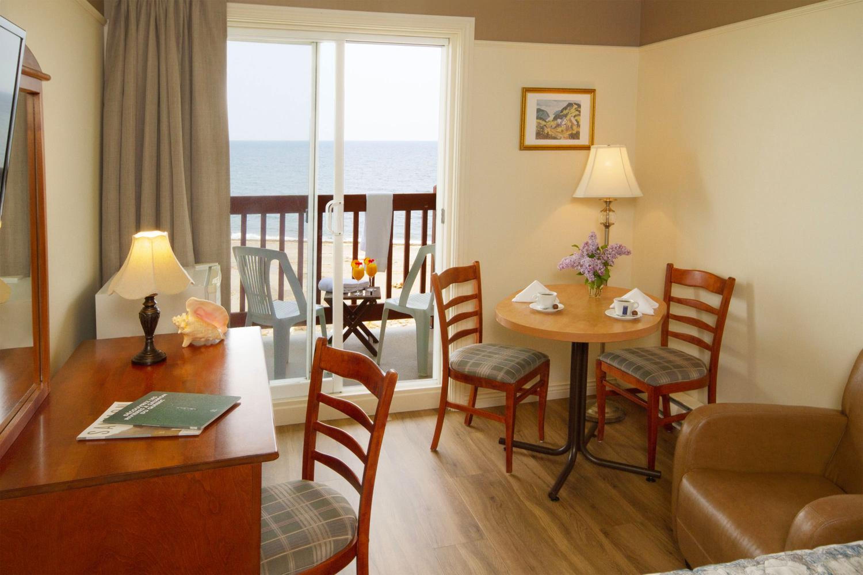 Queen Room with 2 Queen Beds with Sea View - Second Floor - East Pavilion  photo 3