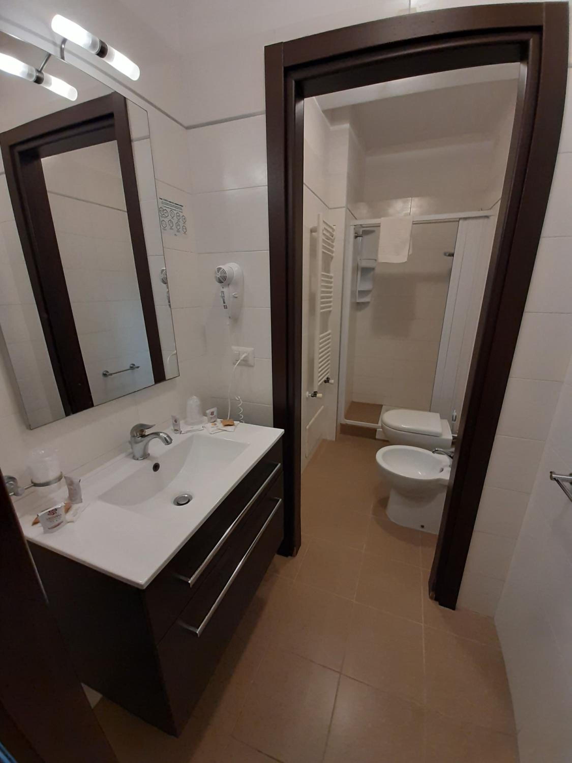 Large Double Room - Photo 10