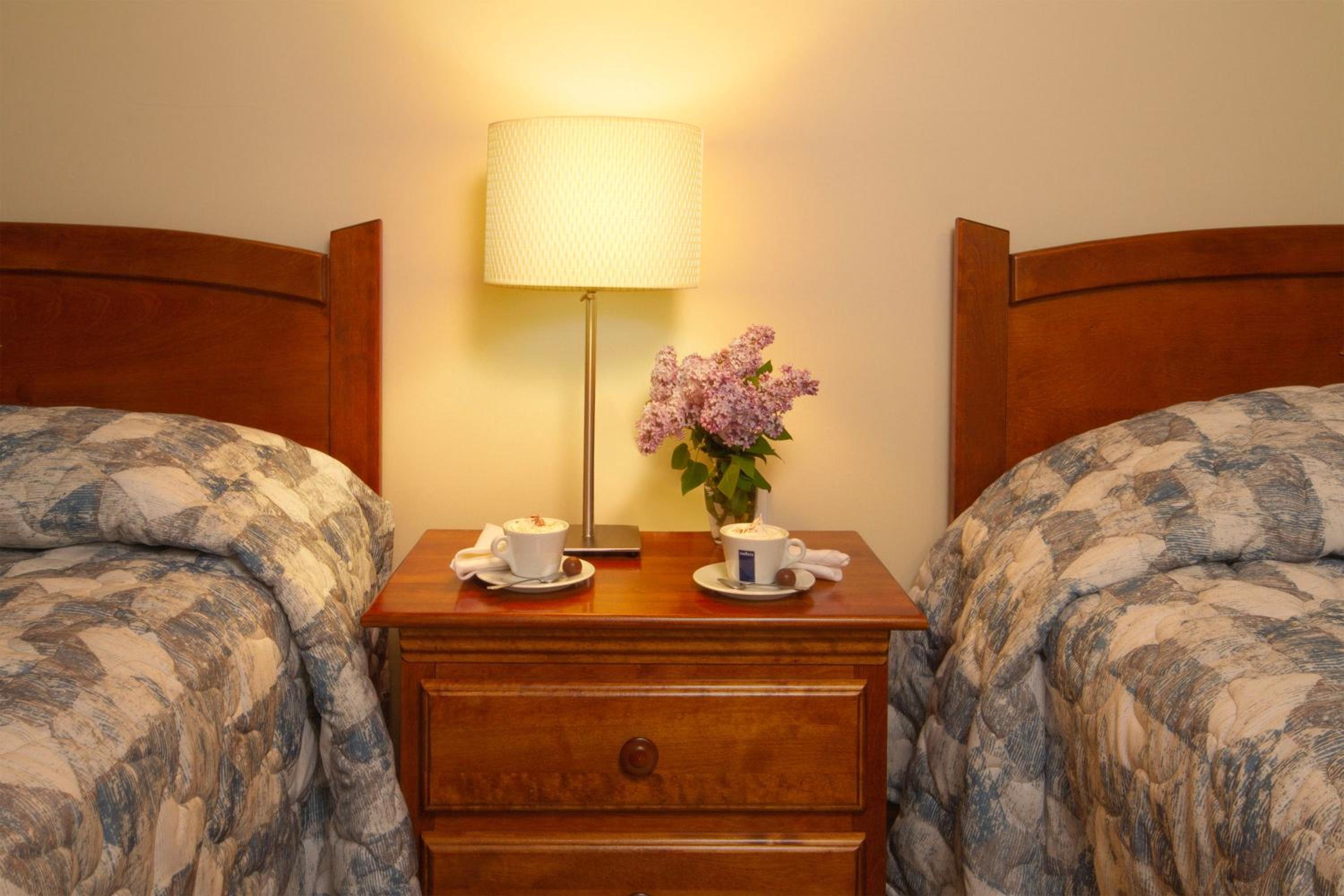 Queen Room with 2 Queen Beds with Sea View - Second Floor - East Pavilion  photo 2