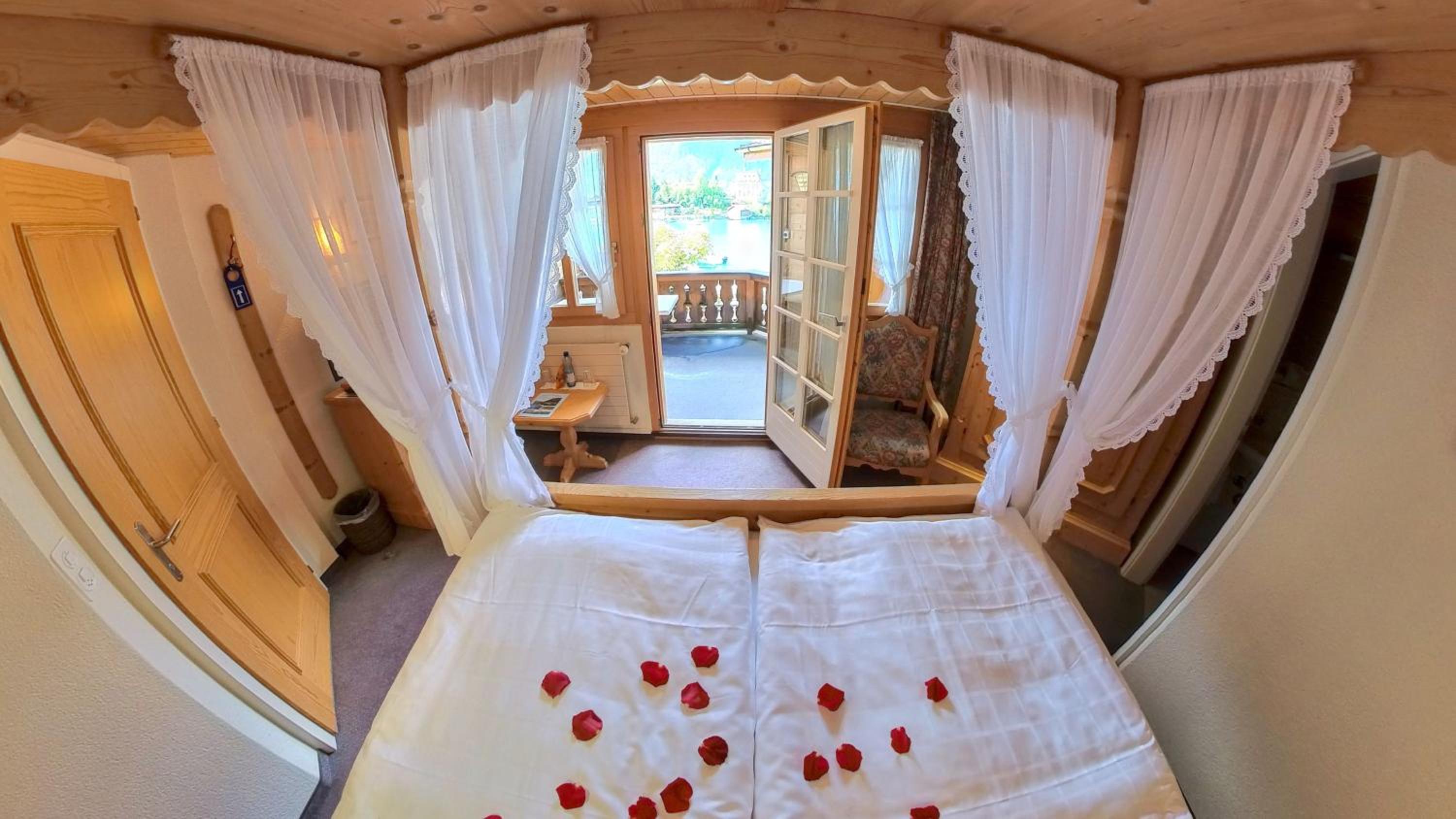 Honeymoon Cloy Room - Crash Landing on You - Photo 3