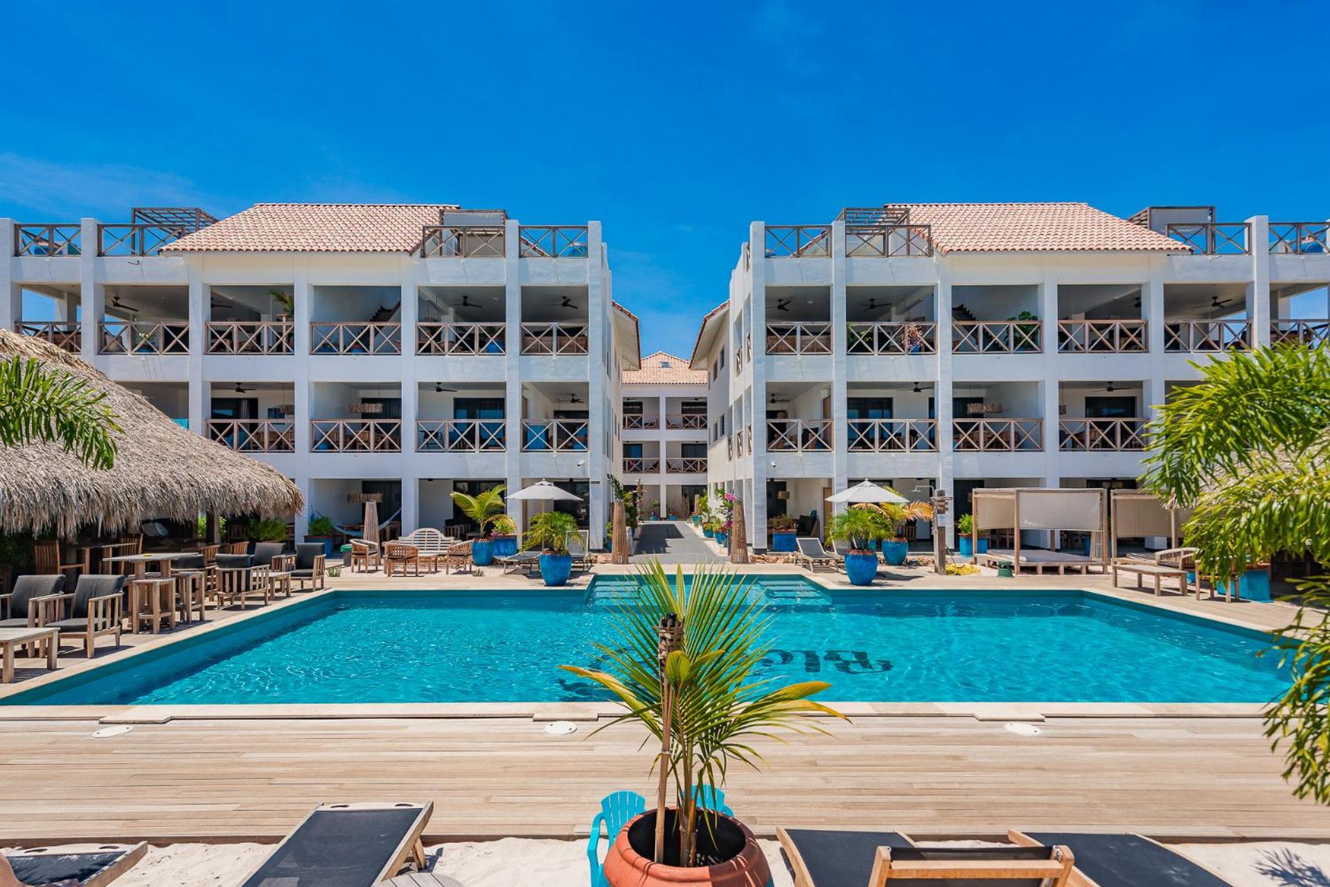 Apartment with Pool View