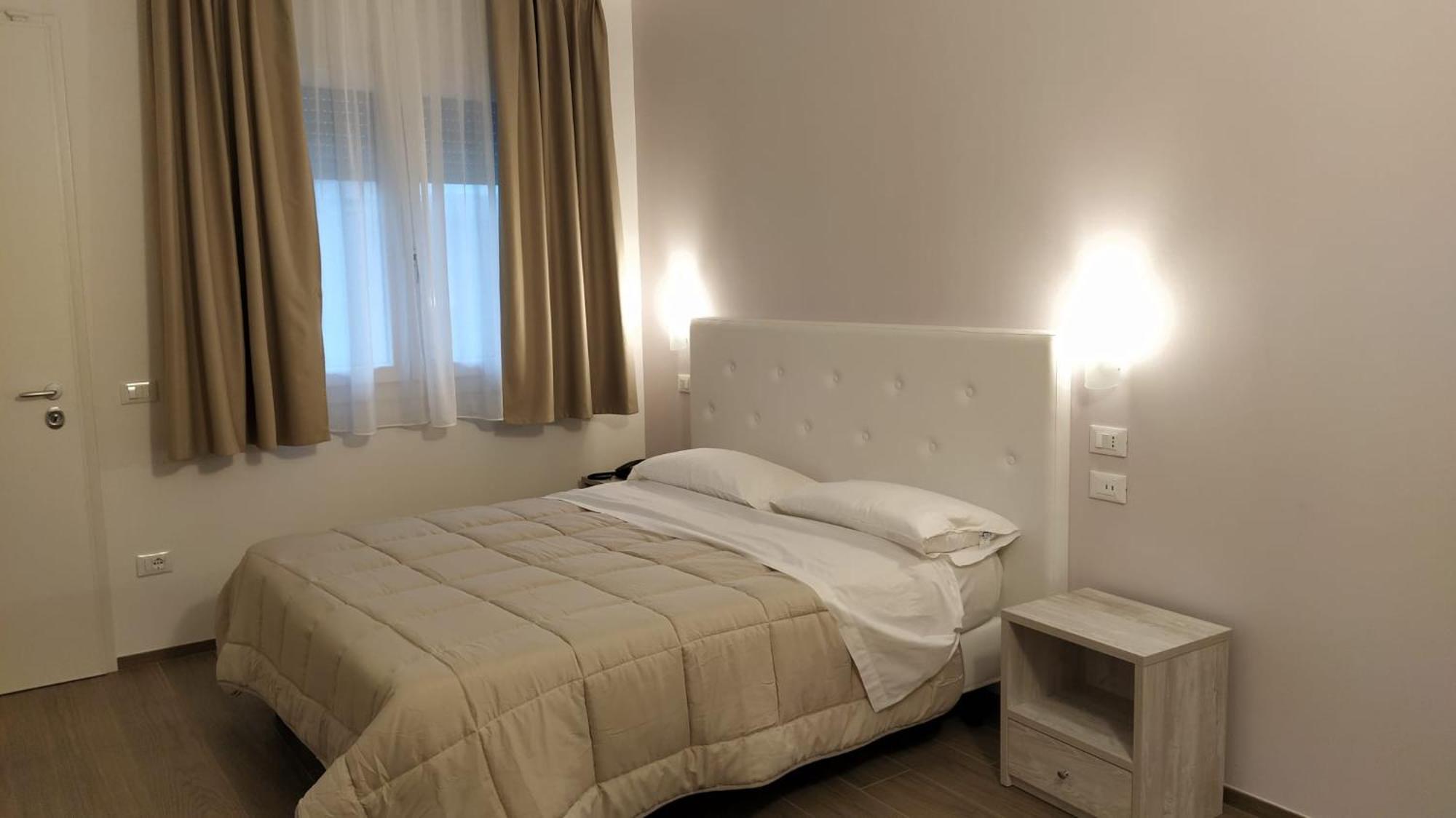 Large Double or Twin Room photo 1