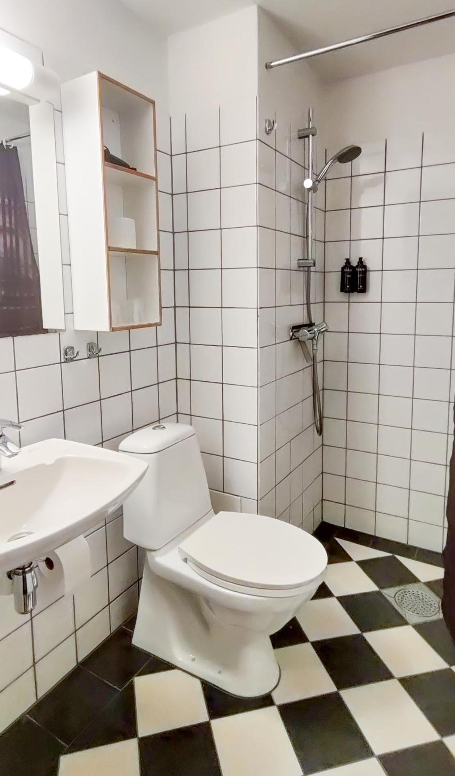 Budget Double Room - Photo 6