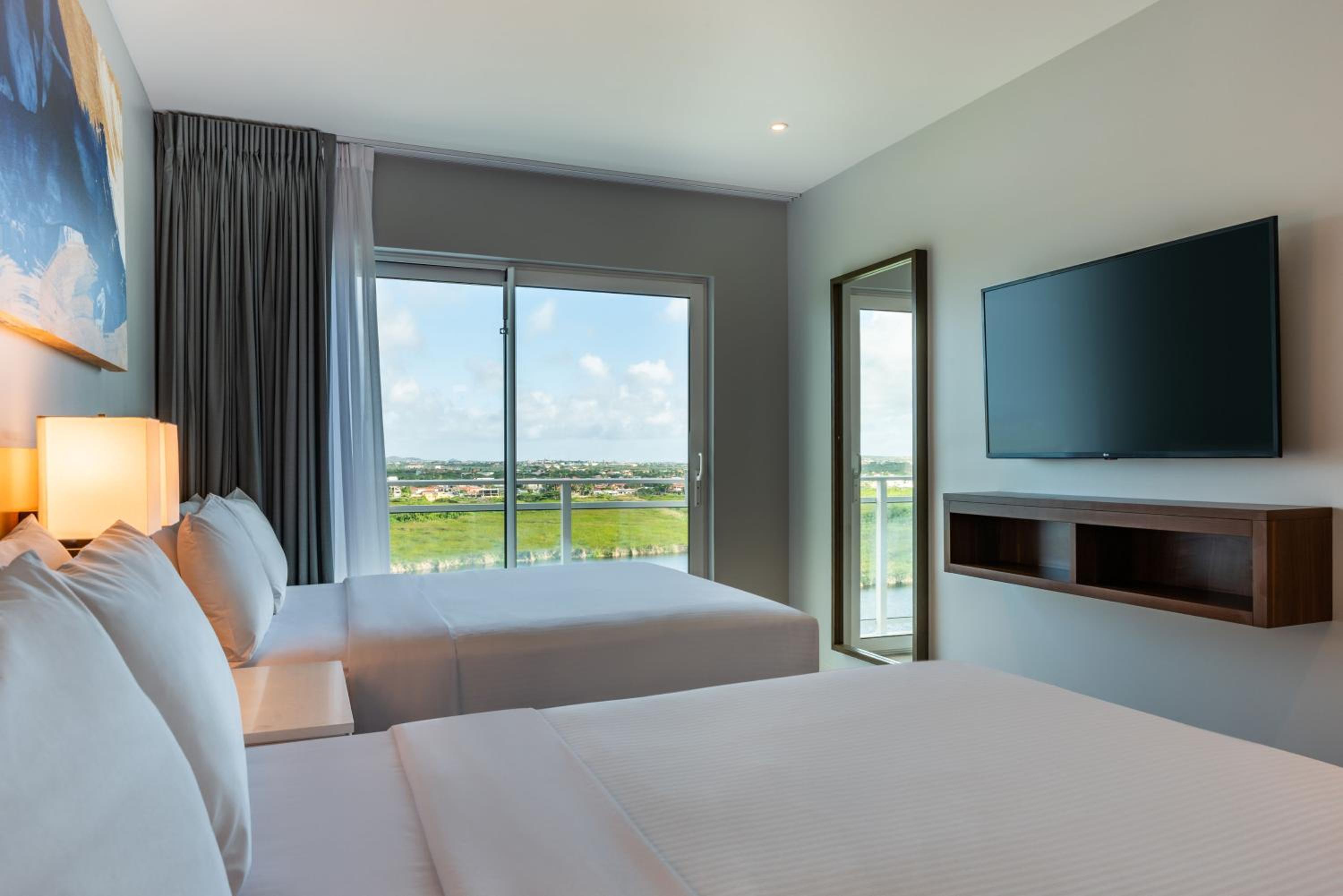 One-Bedroom Queen Suite with Sunrise View