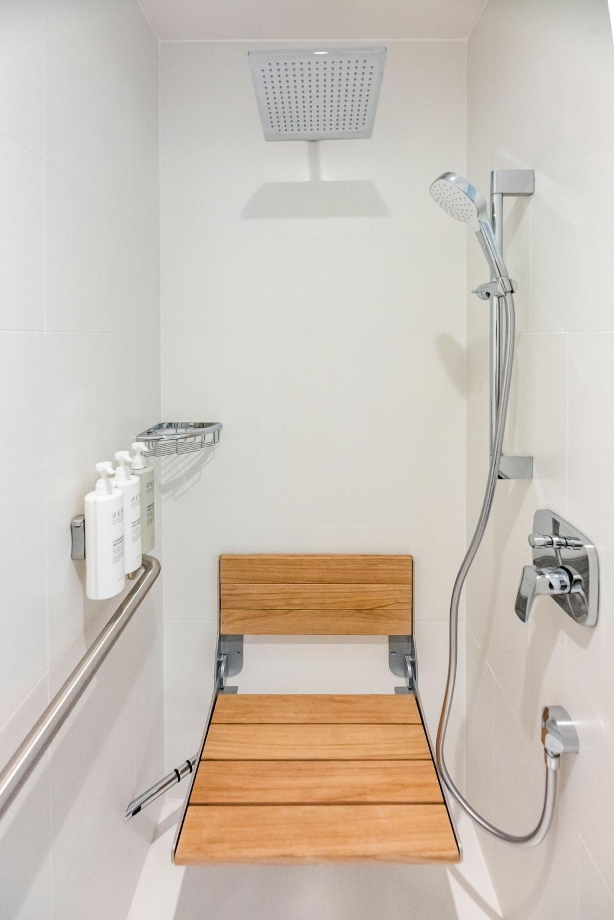 One-Bedroom Queen Suite with Roll-In Shower - Disability Access - Photo 7