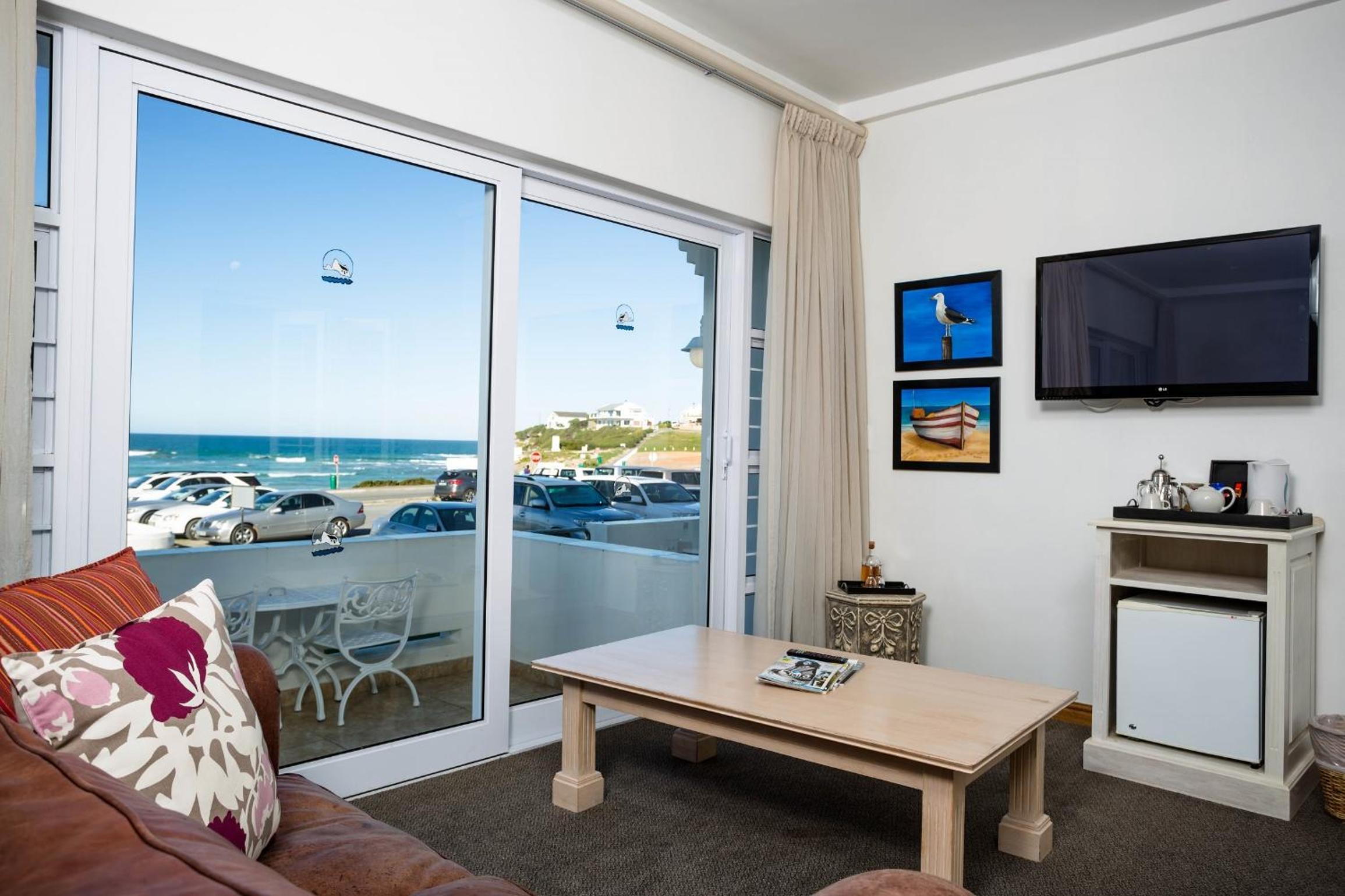 Deluxe Double Room with Patio and Sea View photo 3