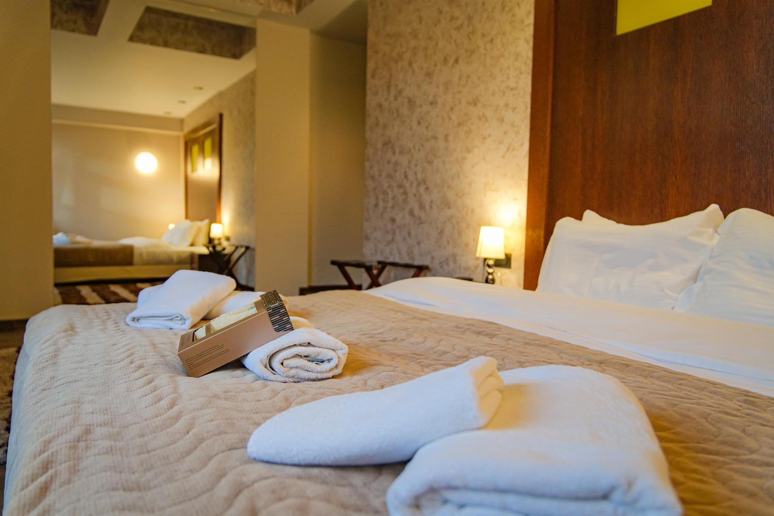 King Suite with Spa Bath - Photo 11