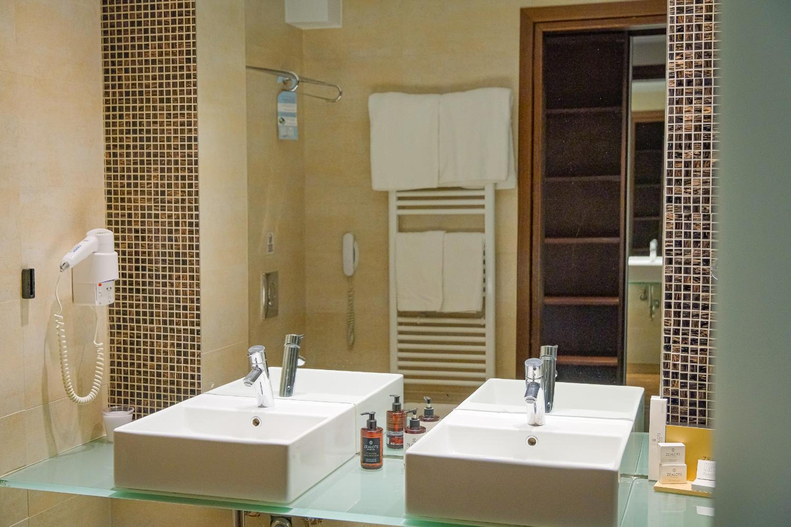 King Suite with Spa Bath - Photo 9