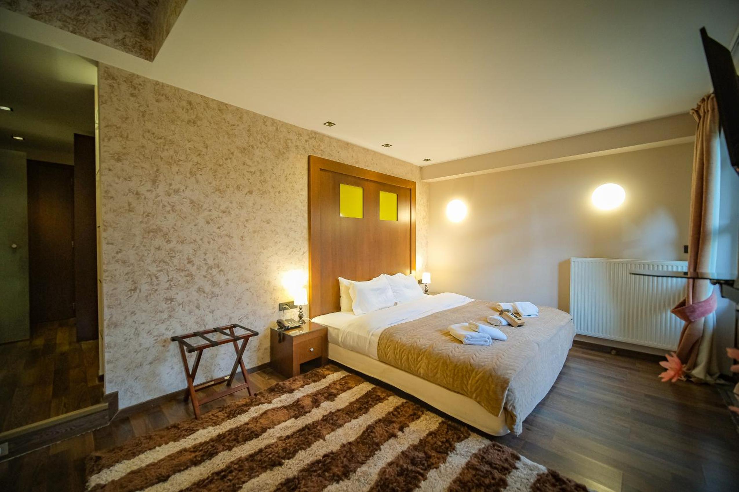 King Suite with Spa Bath - Photo 4