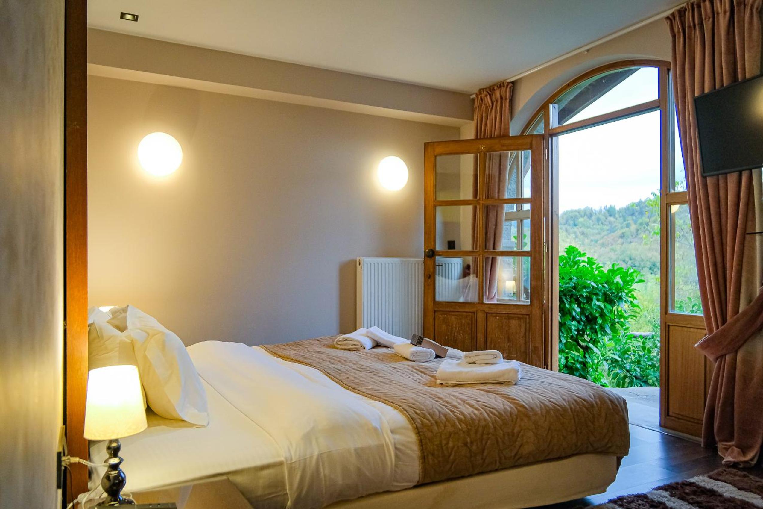 King Suite with Spa Bath - Photo 5