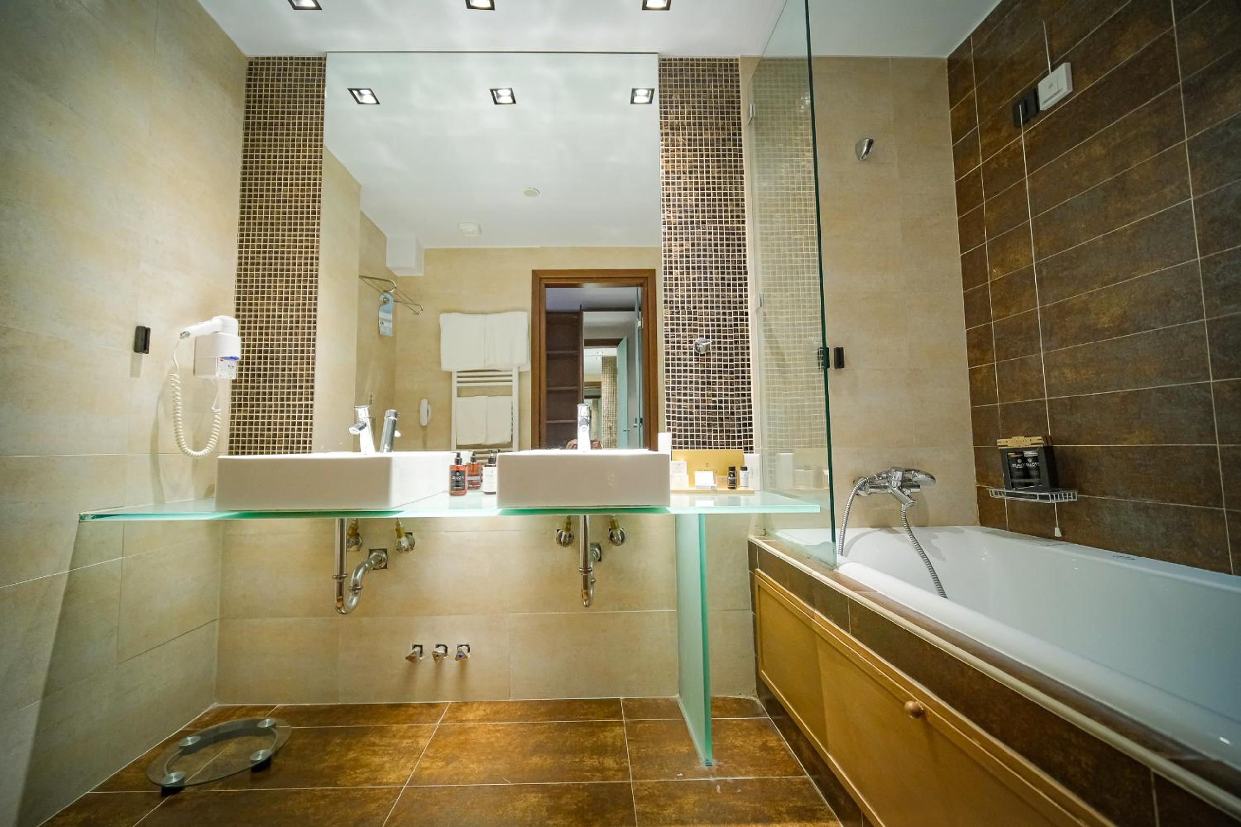 King Suite with Spa Bath - Photo 15