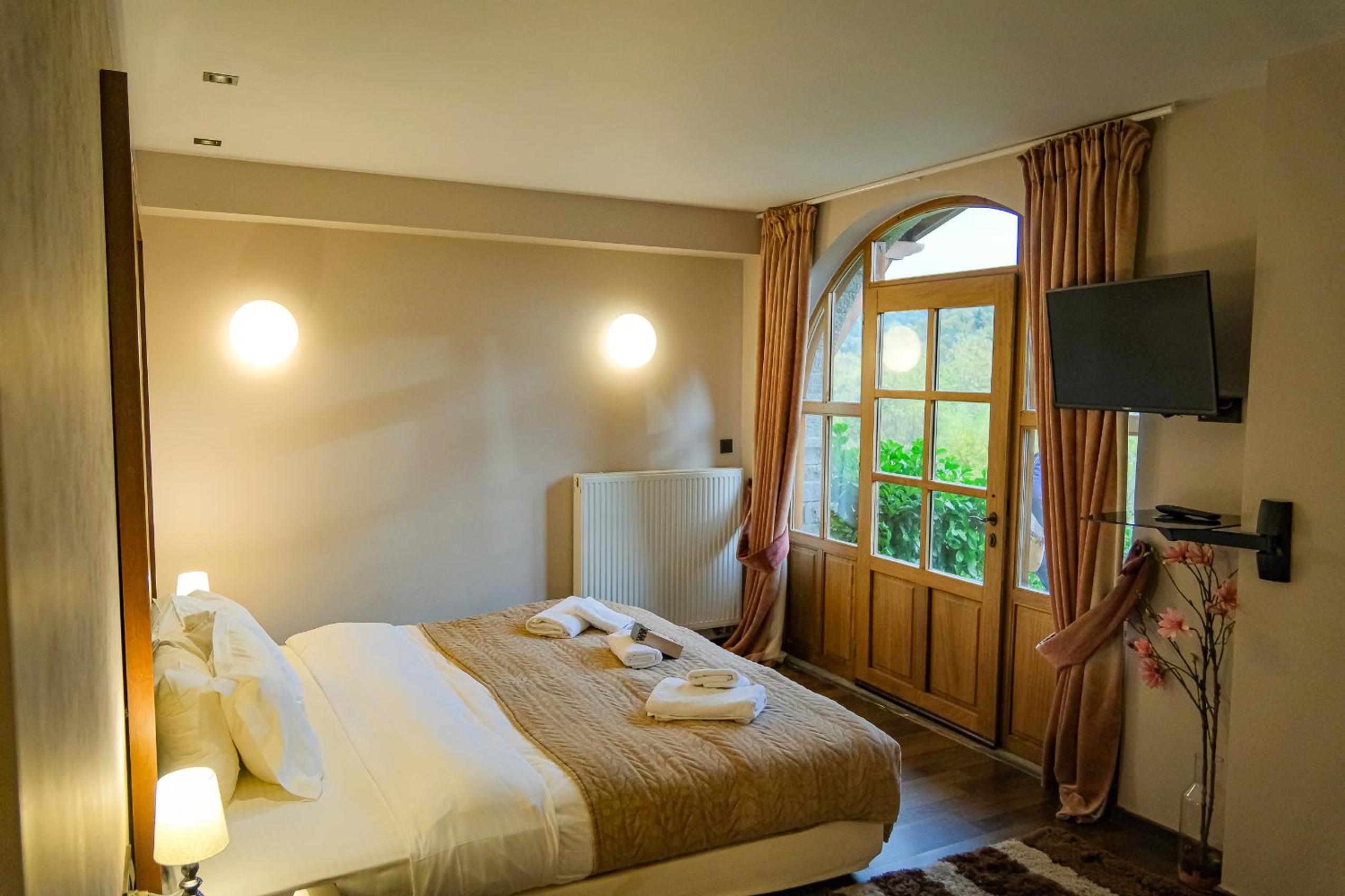 King Suite with Spa Bath - Photo 12