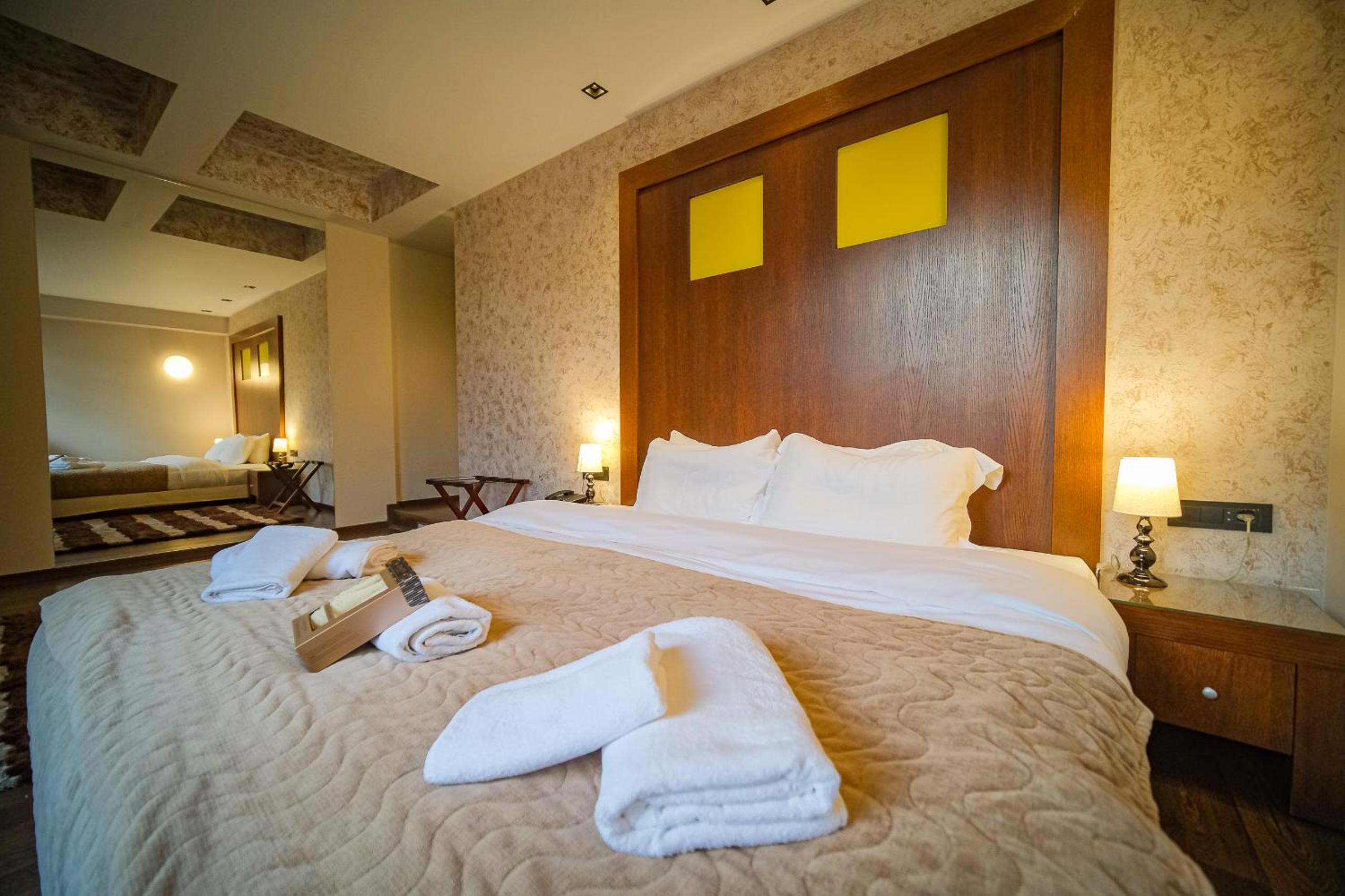 King Suite with Spa Bath - Photo 13