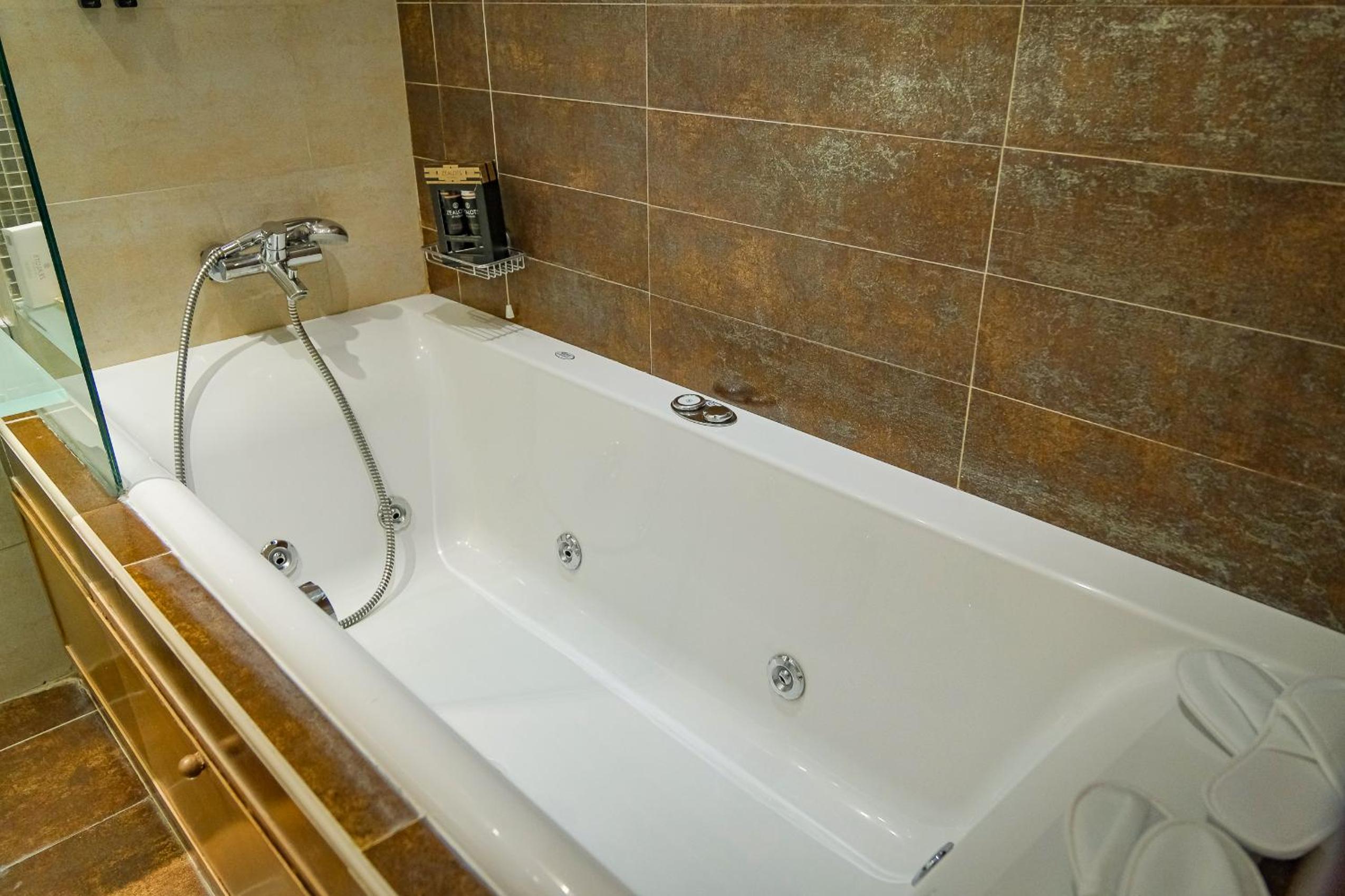 King Suite with Spa Bath - Photo 6