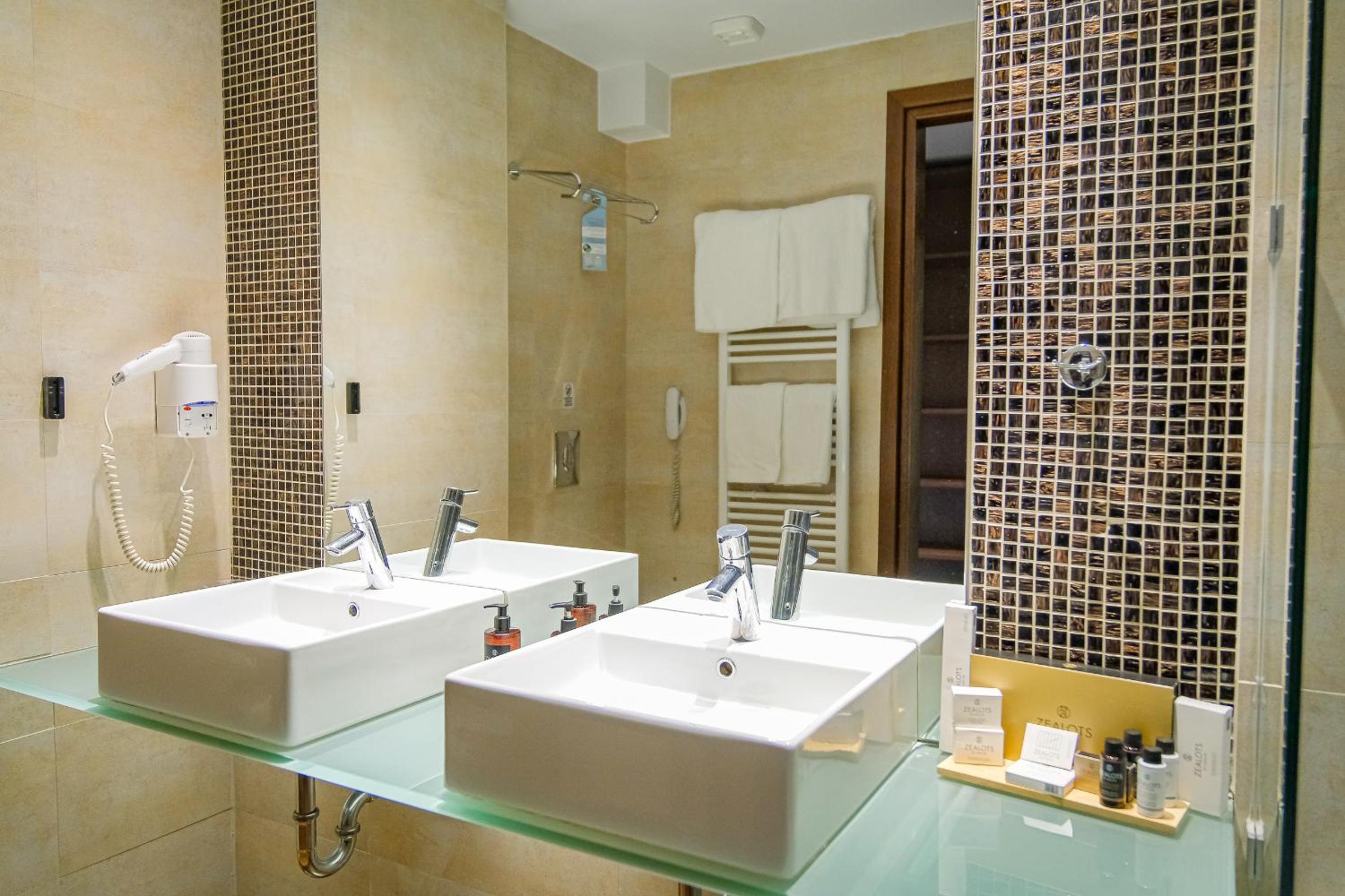 King Suite with Spa Bath - Photo 8