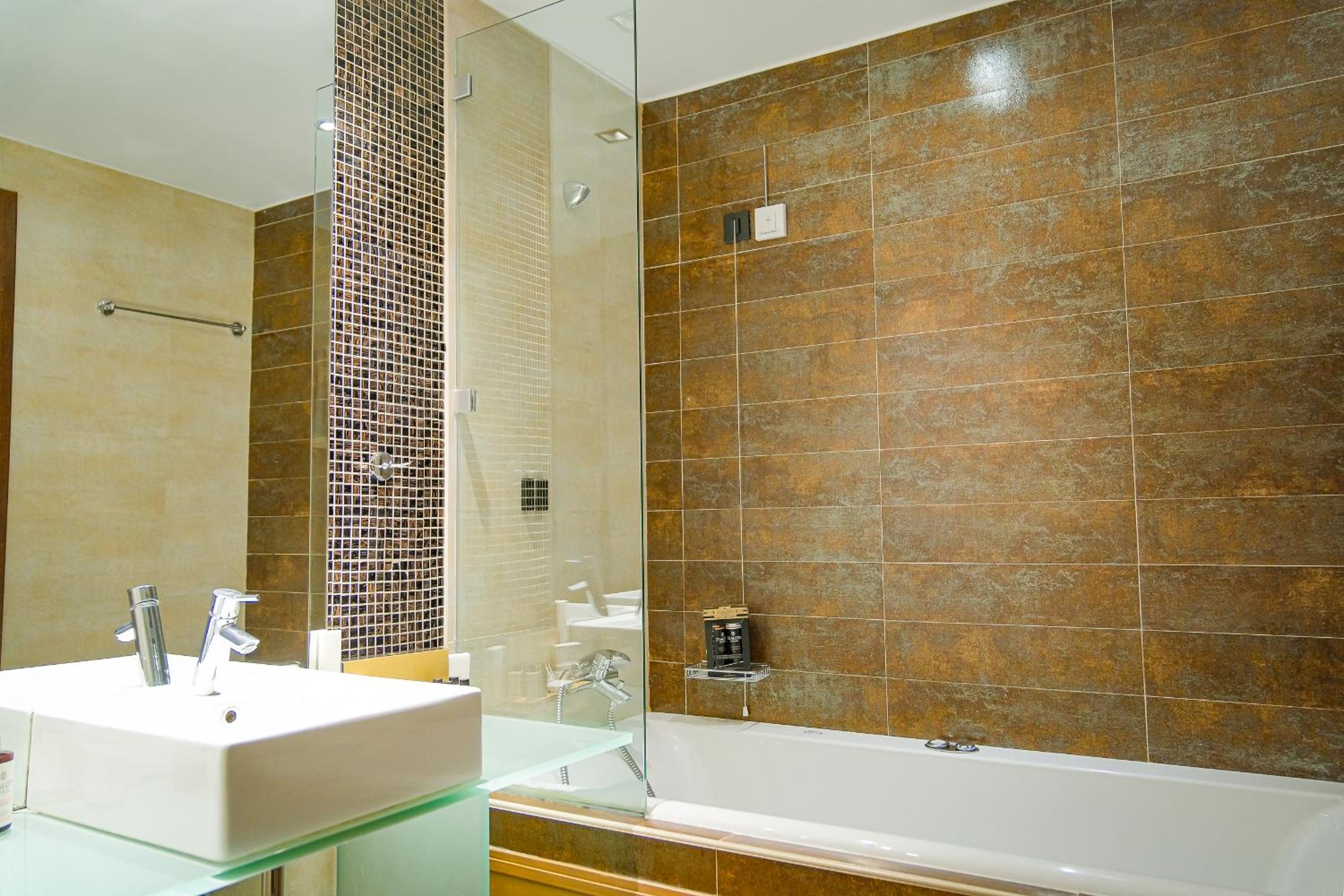 King Suite with Spa Bath - Photo 7