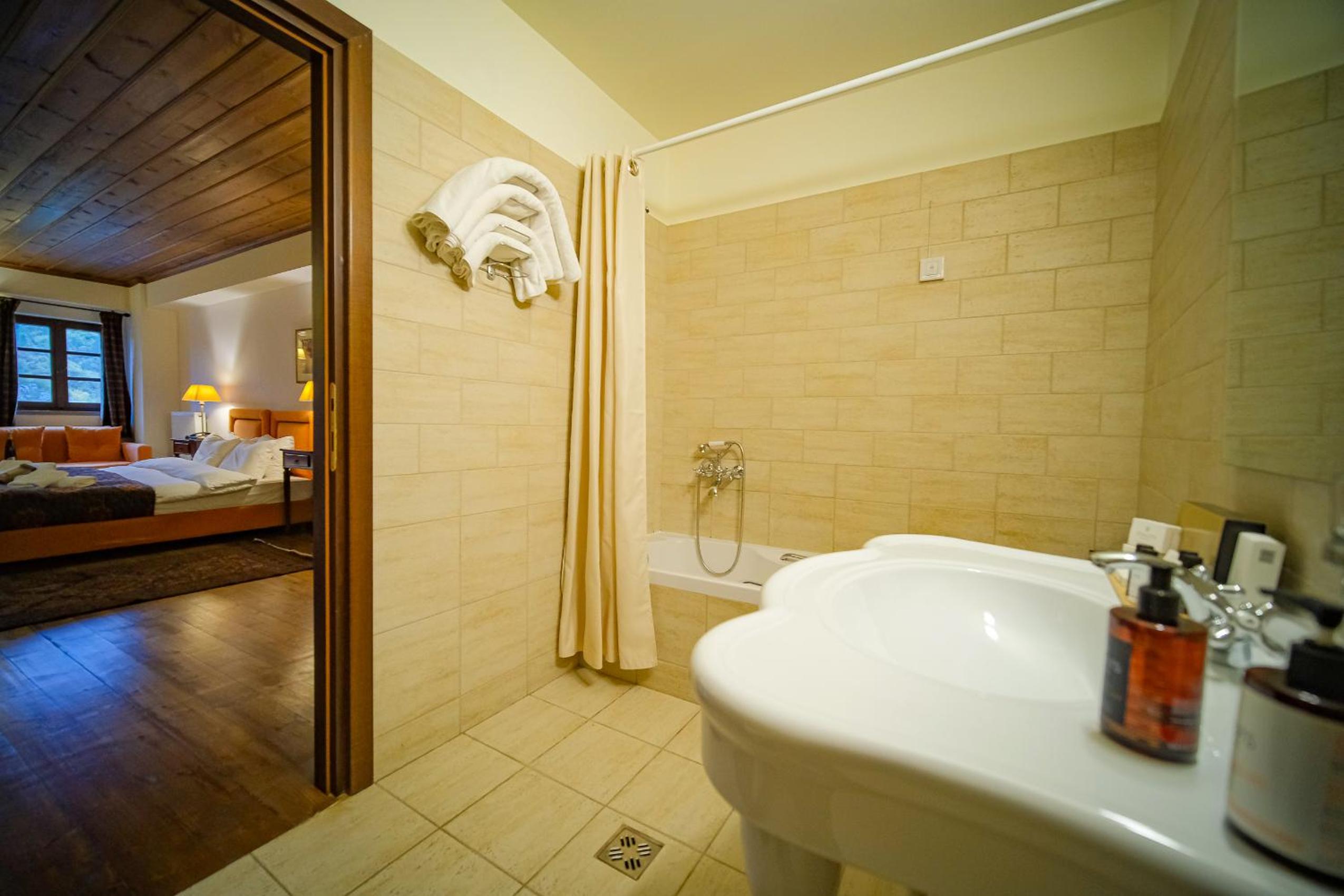 Junior Suite with Mountain View - Photo 7